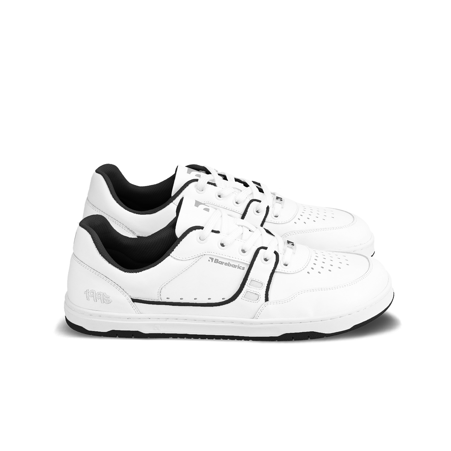 Barefoot Sneakers Barebarics Arise - White & Black.
        Obermaterial besteht aus hochwertigem glattem Nappaleder Es ist eine glatte Lederart, die leicht zu pflegen ist        Innenfutter besteht aus einem äußerst angenehmen Stoff, der auch eine hohe Abriebfestigkeit aufweist        Die Sohle ist aus weichem synthetischem Gummi mit hoher Verschleißfestigkeit        Die Einlegesohle besteht aus PU-Rezyklat und Mikrofaser, die für eine hervorragende Atmungsaktivität sorgen und die Füße trocken halten    
Barfuß-Eigenschaften:
        Anatomische Form - Der Sneaker respektiert die Form der Füße.
Mehr Info:
        Typ: Straßenschuhe        modernes urbanes Design        Entworfen und handgefertigt in der Europäischen Union, unter Verwendung lokaler nachhaltiger Materialien        hervorragende Haltbarkeit und Farbechtheit der Materialien        erhältlich in den Größen 36-47 (europäische Maße)