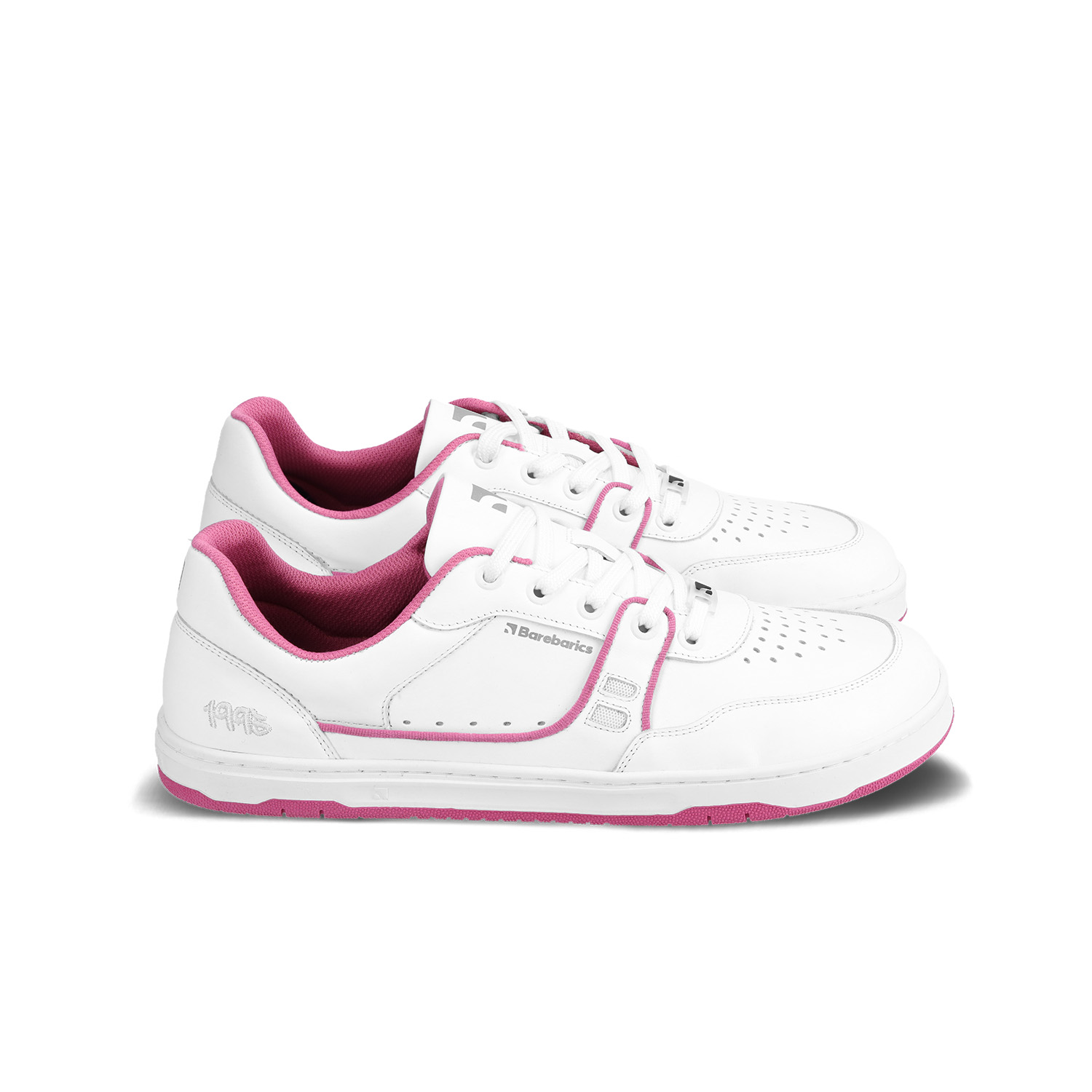 Barefoot Sneakers Barebarics Arise - White & Raspberry Pink.
        Obermaterial besteht aus hochwertigem glattem Nappaleder Es ist eine glatte Lederart, die leicht zu pflegen ist        Innenfutter besteht aus einem äußerst angenehmen Stoff, der auch eine hohe Abriebfestigkeit aufweist        Die Sohle ist aus weichem synthetischem Gummi mit hoher Verschleißfestigkeit        Die Einlegesohle besteht aus PU-Rezyklat und Mikrofaser, die für eine hervorragende Atmungsaktivität sorgen und die Füße trocken halten    
Barfuß-Eigenschaften:
        Anatomische Form - Der Sneaker respektiert die Form der Füße.
Mehr Info:
        Typ: Straßenschuhe        modernes urbanes Design        Entworfen und handgefertigt in der Europäischen Union, unter Verwendung lokaler nachhaltiger Materialien        hervorragende Haltbarkeit und Farbechtheit der Materialien        erhältlich in den Größen 36-47 (europäische Maße)