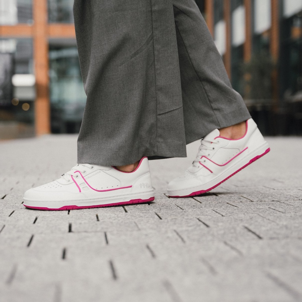 Barefoot Sneakers Barebarics Arise - White & Raspberry Pink.
        Obermaterial besteht aus hochwertigem glattem Nappaleder Es ist eine glatte Lederart, die leicht zu pflegen ist        Innenfutter besteht aus einem äußerst angenehmen Stoff, der auch eine hohe Abriebfestigkeit aufweist        Die Sohle ist aus weichem synthetischem Gummi mit hoher Verschleißfestigkeit        Die Einlegesohle besteht aus PU-Rezyklat und Mikrofaser, die für eine hervorragende Atmungsaktivität sorgen und die Füße trocken halten    
Barfuß-Eigenschaften:
        Anatomische Form - Der Sneaker respektiert die Form der Füße.
Mehr Info:
        Typ: Straßenschuhe        modernes urbanes Design        Entworfen und handgefertigt in der Europäischen Union, unter Verwendung lokaler nachhaltiger Materialien        hervorragende Haltbarkeit und Farbechtheit der Materialien        erhältlich in den Größen 36-47 (europäische Maße)