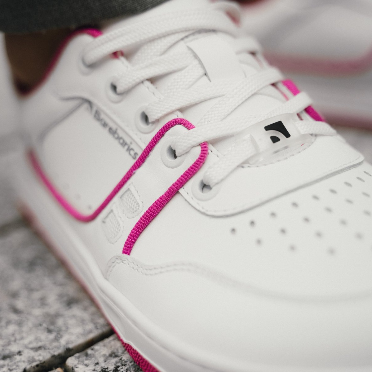 Barefoot Sneakers Barebarics Arise - White & Raspberry Pink.
        Obermaterial besteht aus hochwertigem glattem Nappaleder Es ist eine glatte Lederart, die leicht zu pflegen ist        Innenfutter besteht aus einem äußerst angenehmen Stoff, der auch eine hohe Abriebfestigkeit aufweist        Die Sohle ist aus weichem synthetischem Gummi mit hoher Verschleißfestigkeit        Die Einlegesohle besteht aus PU-Rezyklat und Mikrofaser, die für eine hervorragende Atmungsaktivität sorgen und die Füße trocken halten    
Barfuß-Eigenschaften:
        Anatomische Form - Der Sneaker respektiert die Form der Füße.
Mehr Info:
        Typ: Straßenschuhe        modernes urbanes Design        Entworfen und handgefertigt in der Europäischen Union, unter Verwendung lokaler nachhaltiger Materialien        hervorragende Haltbarkeit und Farbechtheit der Materialien        erhältlich in den Größen 36-47 (europäische Maße)