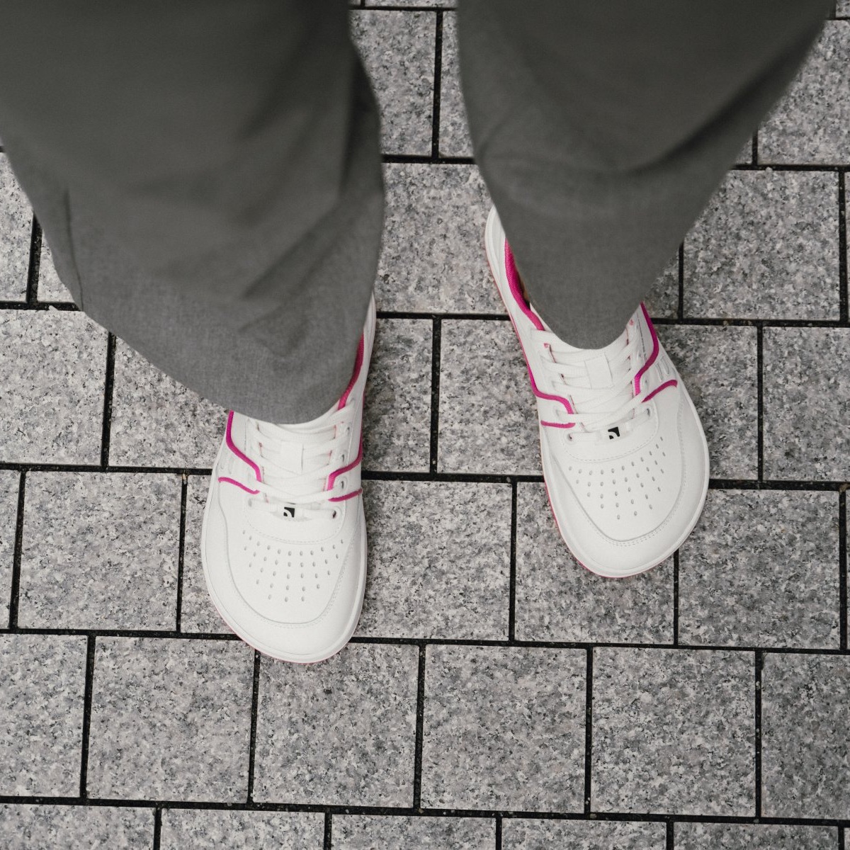 Barefoot Sneakers Barebarics Arise - White & Raspberry Pink.
        Obermaterial besteht aus hochwertigem glattem Nappaleder Es ist eine glatte Lederart, die leicht zu pflegen ist        Innenfutter besteht aus einem äußerst angenehmen Stoff, der auch eine hohe Abriebfestigkeit aufweist        Die Sohle ist aus weichem synthetischem Gummi mit hoher Verschleißfestigkeit        Die Einlegesohle besteht aus PU-Rezyklat und Mikrofaser, die für eine hervorragende Atmungsaktivität sorgen und die Füße trocken halten    
Barfuß-Eigenschaften:
        Anatomische Form - Der Sneaker respektiert die Form der Füße.
Mehr Info:
        Typ: Straßenschuhe        modernes urbanes Design        Entworfen und handgefertigt in der Europäischen Union, unter Verwendung lokaler nachhaltiger Materialien        hervorragende Haltbarkeit und Farbechtheit der Materialien        erhältlich in den Größen 36-47 (europäische Maße)