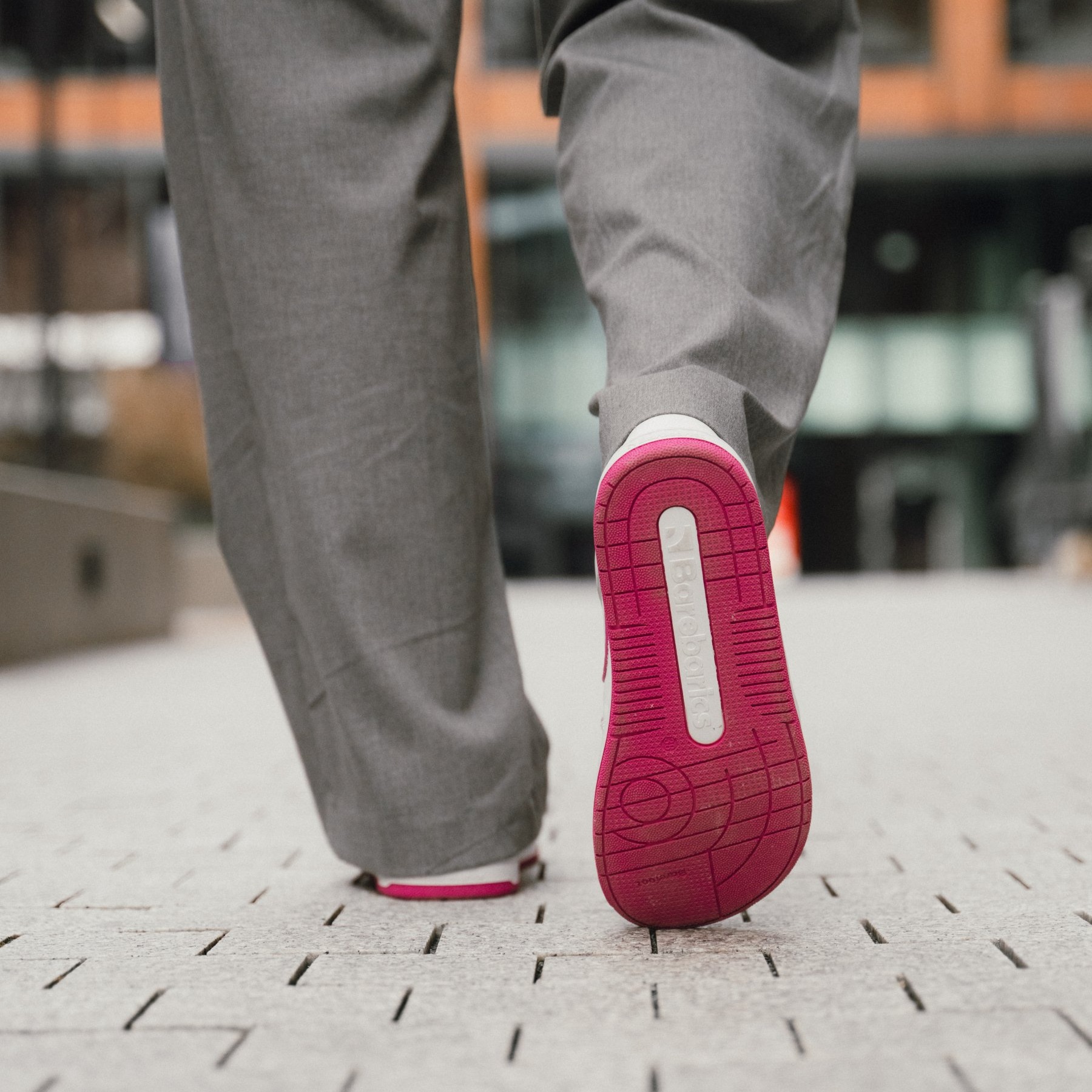 Barefoot Sneakers Barebarics Arise - White & Raspberry Pink.
        Obermaterial besteht aus hochwertigem glattem Nappaleder Es ist eine glatte Lederart, die leicht zu pflegen ist        Innenfutter besteht aus einem äußerst angenehmen Stoff, der auch eine hohe Abriebfestigkeit aufweist        Die Sohle ist aus weichem synthetischem Gummi mit hoher Verschleißfestigkeit        Die Einlegesohle besteht aus PU-Rezyklat und Mikrofaser, die für eine hervorragende Atmungsaktivität sorgen und die Füße trocken halten    
Barfuß-Eigenschaften:
        Anatomische Form - Der Sneaker respektiert die Form der Füße.
Mehr Info:
        Typ: Straßenschuhe        modernes urbanes Design        Entworfen und handgefertigt in der Europäischen Union, unter Verwendung lokaler nachhaltiger Materialien        hervorragende Haltbarkeit und Farbechtheit der Materialien        erhältlich in den Größen 36-47 (europäische Maße)