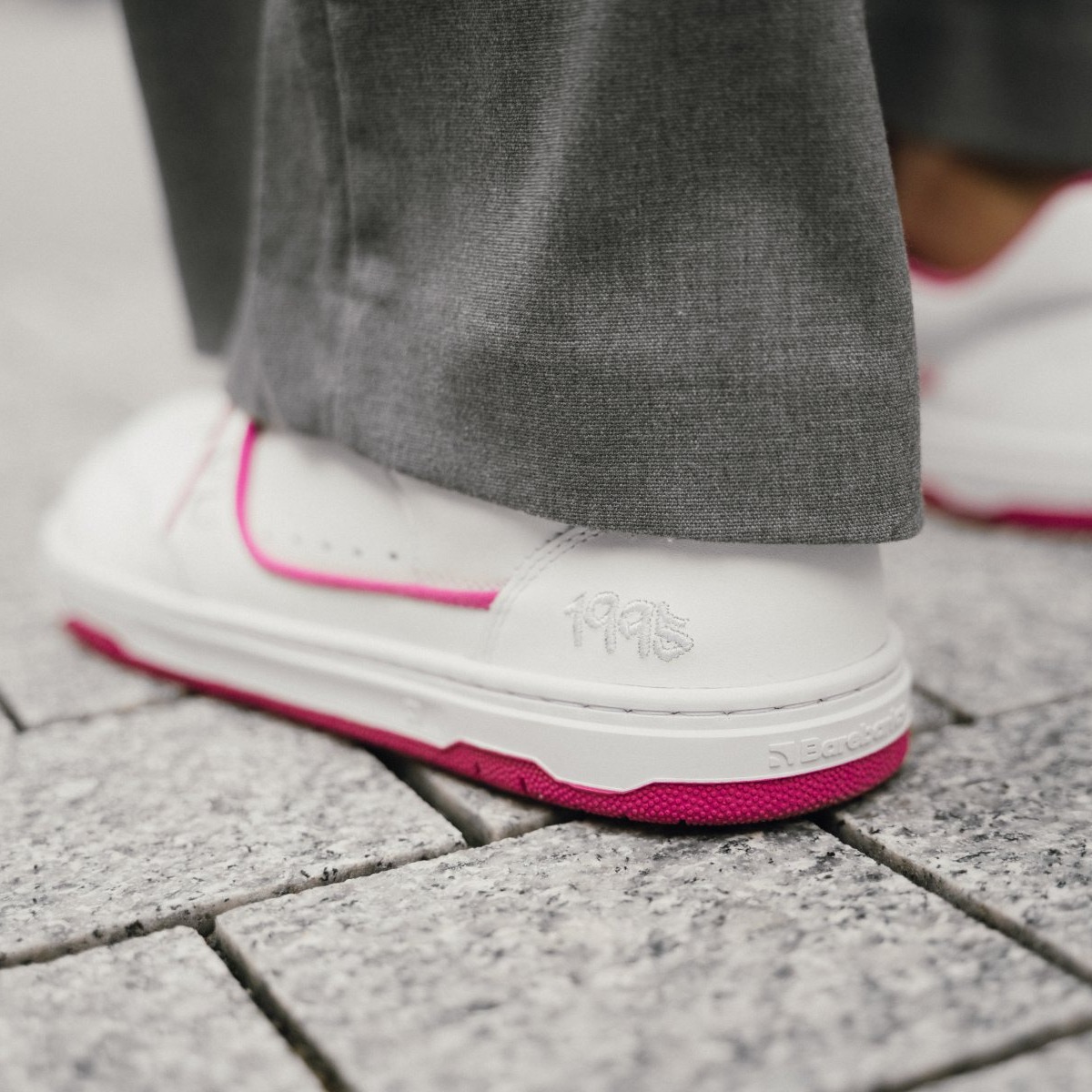 Barefoot Sneakers Barebarics Arise - White & Raspberry Pink.
        Obermaterial besteht aus hochwertigem glattem Nappaleder Es ist eine glatte Lederart, die leicht zu pflegen ist        Innenfutter besteht aus einem äußerst angenehmen Stoff, der auch eine hohe Abriebfestigkeit aufweist        Die Sohle ist aus weichem synthetischem Gummi mit hoher Verschleißfestigkeit        Die Einlegesohle besteht aus PU-Rezyklat und Mikrofaser, die für eine hervorragende Atmungsaktivität sorgen und die Füße trocken halten    
Barfuß-Eigenschaften:
        Anatomische Form - Der Sneaker respektiert die Form der Füße.
Mehr Info:
        Typ: Straßenschuhe        modernes urbanes Design        Entworfen und handgefertigt in der Europäischen Union, unter Verwendung lokaler nachhaltiger Materialien        hervorragende Haltbarkeit und Farbechtheit der Materialien        erhältlich in den Größen 36-47 (europäische Maße)