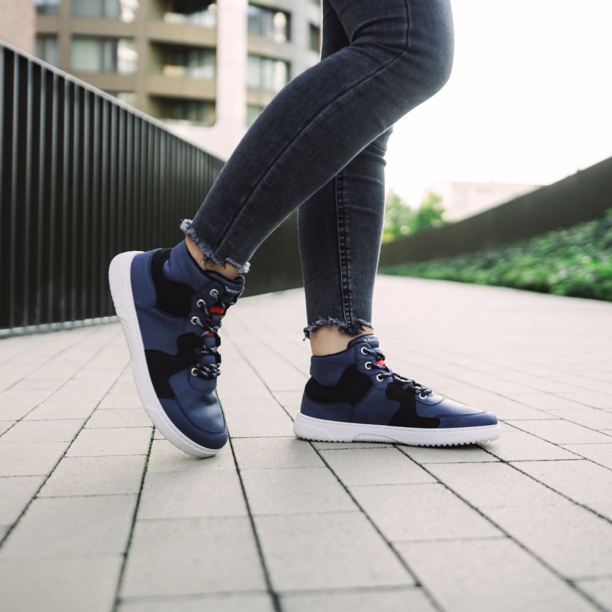 Barefoot Sneakers Barebarics Lynx - Dark Blue & White.
Die Barebarics-Sneaker werden nach einem umweltfreundlichen Verfahren hergestellt.
Das Obermaterial besteht aus synthetischem Nubuk und synthetischem Velours.Das Futter besteht aus Polyester, das sich sehr weich und angenehm anfühlt und der Ferse einen hohen Komfort bietet.Die Sohle ist aus weichem, synthetischem Gummi mit hoher Verschleißfestigkeit gefertigt.Die ComfortGrip-Laufsohle ist für bequeme Bewegung und die Erkundung neuer Orte konzipiert, nicht nur im Großstadtdschungel.Die Einlegesohle ist herausnehmbar und besteht aus PU-Rezyklat und Mikrofaser, die für hervorragende Atmungsaktivität sorgen und die Füße trocken halten.


Barfuß-Eigenschaften
Anatomische Form - Die Turnschuhe passen an die Form der Füße.
Mehr info
moderner Städtestilin der Europäischen Union entworfen und handgefertigt, unter Verwendung lokaler nachhaltiger Materialienhervorragende Haltbarkeit und Farbechtheit der MaterialienDermodry Coolmax®-Technologie für kontinuierlichen Feuchtigkeitsaufnahmeerhältlich in den Größen 36-47 (europäische Maße)