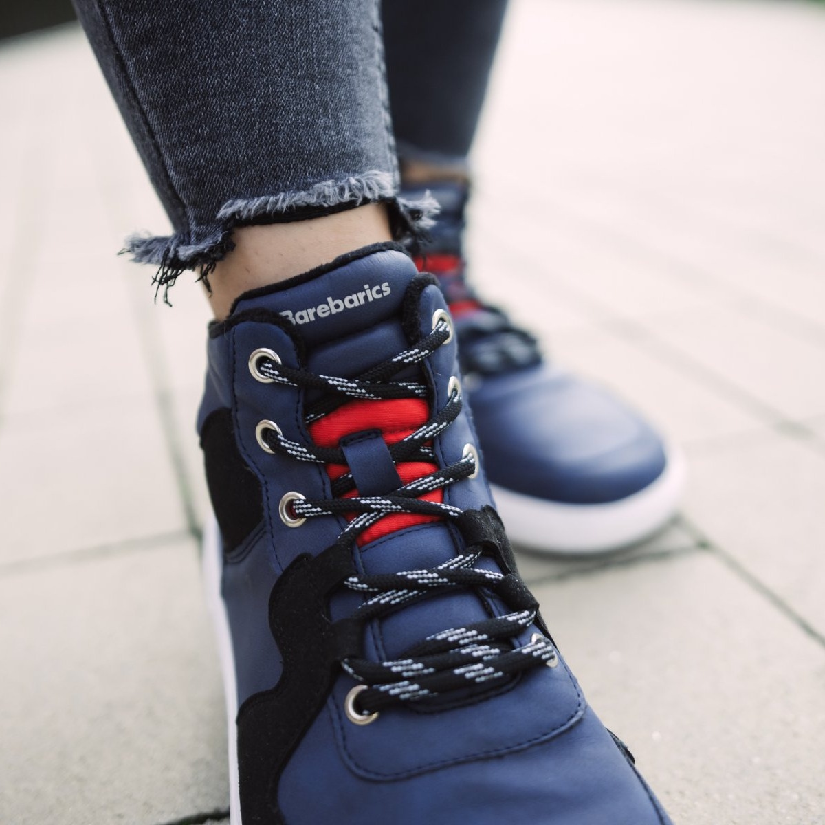 Barefoot Sneakers Barebarics Lynx - Dark Blue & White.
Die Barebarics-Sneaker werden nach einem umweltfreundlichen Verfahren hergestellt.
Das Obermaterial besteht aus synthetischem Nubuk und synthetischem Velours.Das Futter besteht aus Polyester, das sich sehr weich und angenehm anfühlt und der Ferse einen hohen Komfort bietet.Die Sohle ist aus weichem, synthetischem Gummi mit hoher Verschleißfestigkeit gefertigt.Die ComfortGrip-Laufsohle ist für bequeme Bewegung und die Erkundung neuer Orte konzipiert, nicht nur im Großstadtdschungel.Die Einlegesohle ist herausnehmbar und besteht aus PU-Rezyklat und Mikrofaser, die für hervorragende Atmungsaktivität sorgen und die Füße trocken halten.


Barfuß-Eigenschaften
Anatomische Form - Die Turnschuhe passen an die Form der Füße.
Mehr info
moderner Städtestilin der Europäischen Union entworfen und handgefertigt, unter Verwendung lokaler nachhaltiger Materialienhervorragende Haltbarkeit und Farbechtheit der MaterialienDermodry Coolmax®-Technologie für kontinuierlichen Feuchtigkeitsaufnahmeerhältlich in den Größen 36-47 (europäische Maße)