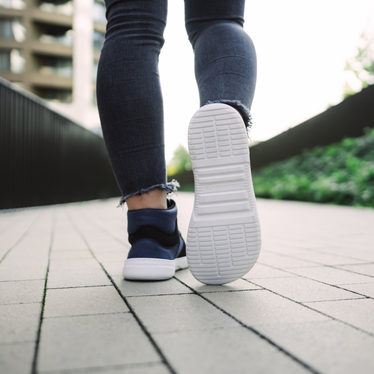 Barefoot Sneakers Barebarics Lynx - Dark Blue & White.
Die Barebarics-Sneaker werden nach einem umweltfreundlichen Verfahren hergestellt.
Das Obermaterial besteht aus synthetischem Nubuk und synthetischem Velours.Das Futter besteht aus Polyester, das sich sehr weich und angenehm anfühlt und der Ferse einen hohen Komfort bietet.Die Sohle ist aus weichem, synthetischem Gummi mit hoher Verschleißfestigkeit gefertigt.Die ComfortGrip-Laufsohle ist für bequeme Bewegung und die Erkundung neuer Orte konzipiert, nicht nur im Großstadtdschungel.Die Einlegesohle ist herausnehmbar und besteht aus PU-Rezyklat und Mikrofaser, die für hervorragende Atmungsaktivität sorgen und die Füße trocken halten.


Barfuß-Eigenschaften
Anatomische Form - Die Turnschuhe passen an die Form der Füße.
Mehr info
moderner Städtestilin der Europäischen Union entworfen und handgefertigt, unter Verwendung lokaler nachhaltiger Materialienhervorragende Haltbarkeit und Farbechtheit der MaterialienDermodry Coolmax®-Technologie für kontinuierlichen Feuchtigkeitsaufnahmeerhältlich in den Größen 36-47 (europäische Maße)