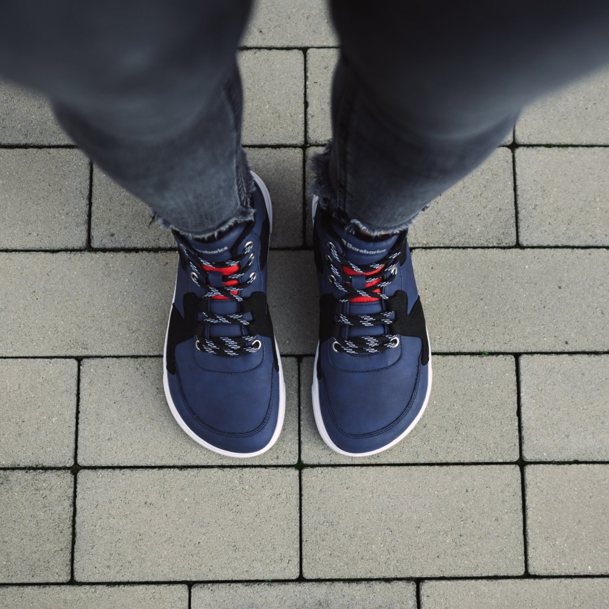 Barefoot Sneakers Barebarics Lynx - Dark Blue & White.
Die Barebarics-Sneaker werden nach einem umweltfreundlichen Verfahren hergestellt.
Das Obermaterial besteht aus synthetischem Nubuk und synthetischem Velours.Das Futter besteht aus Polyester, das sich sehr weich und angenehm anfühlt und der Ferse einen hohen Komfort bietet.Die Sohle ist aus weichem, synthetischem Gummi mit hoher Verschleißfestigkeit gefertigt.Die ComfortGrip-Laufsohle ist für bequeme Bewegung und die Erkundung neuer Orte konzipiert, nicht nur im Großstadtdschungel.Die Einlegesohle ist herausnehmbar und besteht aus PU-Rezyklat und Mikrofaser, die für hervorragende Atmungsaktivität sorgen und die Füße trocken halten.


Barfuß-Eigenschaften
Anatomische Form - Die Turnschuhe passen an die Form der Füße.
Mehr info
moderner Städtestilin der Europäischen Union entworfen und handgefertigt, unter Verwendung lokaler nachhaltiger Materialienhervorragende Haltbarkeit und Farbechtheit der MaterialienDermodry Coolmax®-Technologie für kontinuierlichen Feuchtigkeitsaufnahmeerhältlich in den Größen 36-47 (europäische Maße)