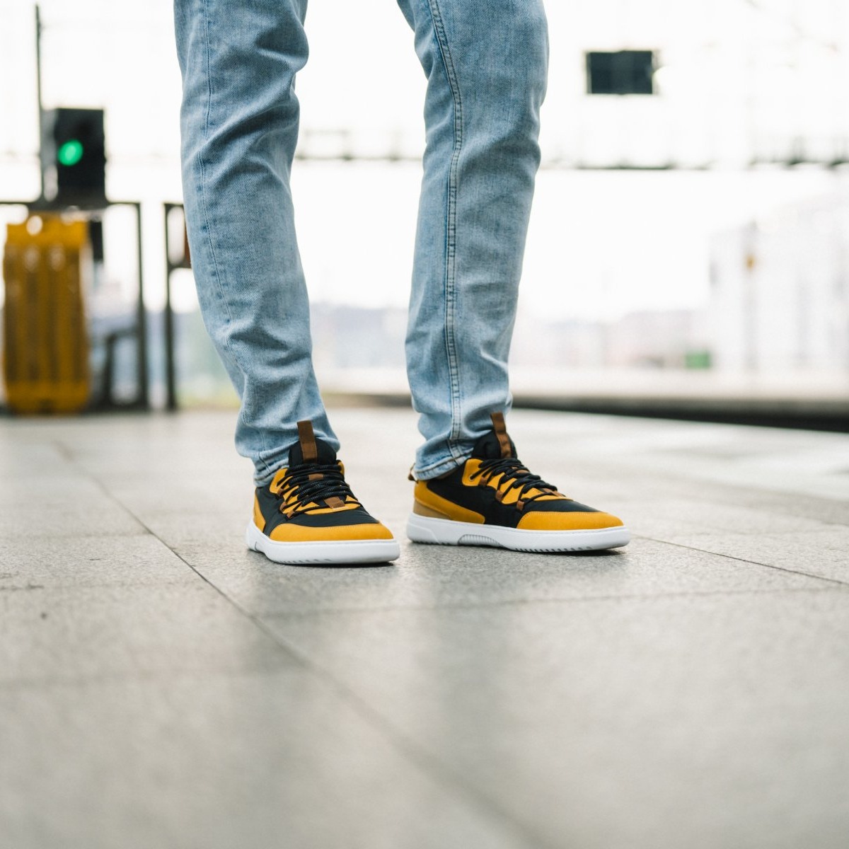 Barefoot Sneakers Barebarics Revive - Golden Yellow & Black.
Bei der Herstellung wurden nachhaltige und vegane Materialien mit hervorragender Farbechtheit, Atmungsaktivität und Reiß- und Abriebfestigkeit verwendet.
Das Obermaterial besteht aus Mikrofaser und Polyester.
Barfuß-Eigenschaften
Anatomische Form - Die Turnschuhe passen an die Form der Füße.
Mehr info
moderner Städtestilin der Europäischen Union entworfen und handgefertigt, unter Verwendung lokaler nachhaltiger Materialienhervorragende Haltbarkeit und Farbechtheit der MaterialienDermodry Coolmax®-Technologie für kontinuierlichen Feuchtigkeitsaufnahmeerhältlich in den Größen 36-47 (europäische Maße)