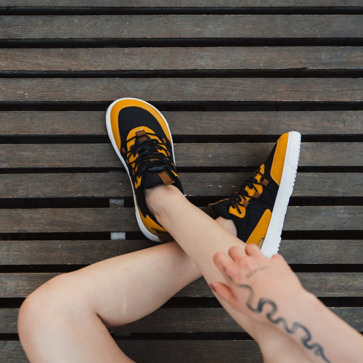 Barefoot Sneakers Barebarics Revive - Golden Yellow & Black.
Bei der Herstellung wurden nachhaltige und vegane Materialien mit hervorragender Farbechtheit, Atmungsaktivität und Reiß- und Abriebfestigkeit verwendet.
Das Obermaterial besteht aus Mikrofaser und Polyester.
Barfuß-Eigenschaften
Anatomische Form - Die Turnschuhe passen an die Form der Füße.
Mehr info
moderner Städtestilin der Europäischen Union entworfen und handgefertigt, unter Verwendung lokaler nachhaltiger Materialienhervorragende Haltbarkeit und Farbechtheit der MaterialienDermodry Coolmax®-Technologie für kontinuierlichen Feuchtigkeitsaufnahmeerhältlich in den Größen 36-47 (europäische Maße)