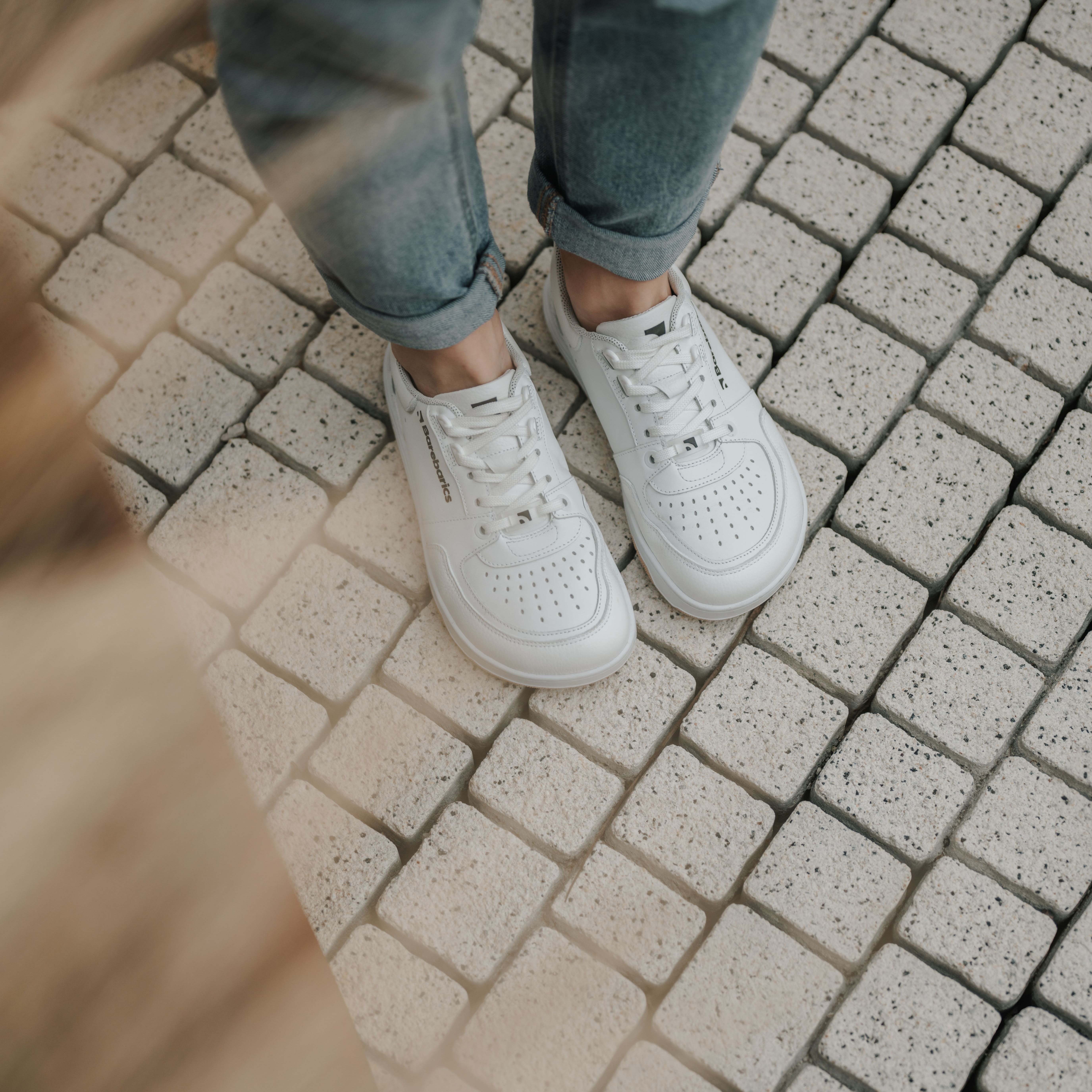 Barefoot Sneakers Barebarics Wave - All White.
Das Obermaterial besteht aus hochwertigem glattem Nappaleder.
Barefoot-Eigenschaften
Anatomische Form - Der Schuh respektiert die Form der Füße.
Mehr Info
Typ: Straßenschuhemodernes urbanes Designentworfen und handgefertigt in der Europäischen Union, unter Verwendung lokaler nachhaltiger Materialienhervorragende Haltbarkeit und Farbechtheit der MaterialienDermodry Coolmax®-Technologie für kontinuierlichen Feuchtigkeitstransporterhältlich in den Größen 36-47 (europäische Maße)