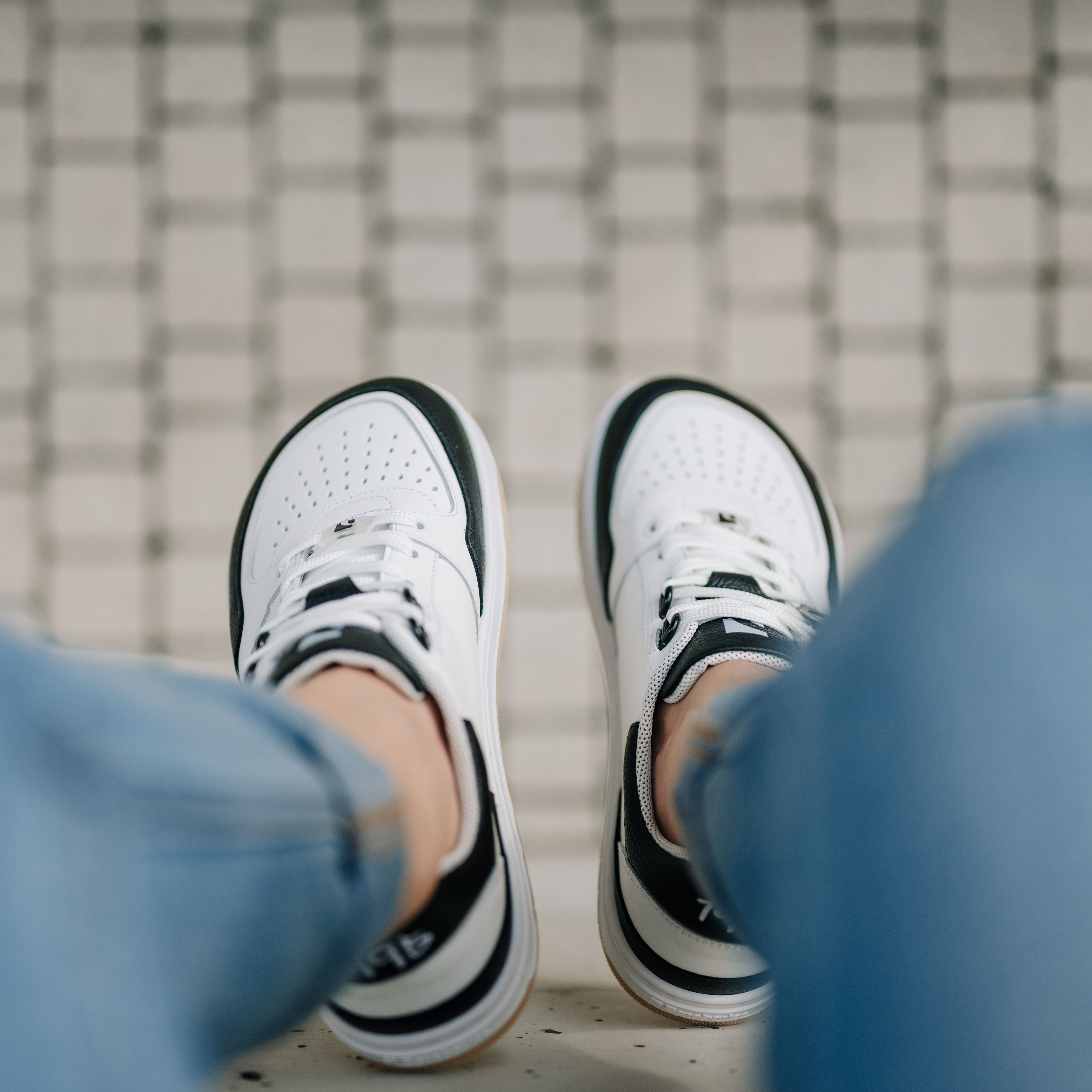 Barefoot Sneakers Barebarics Wave - White & Black.
Das Obermaterial besteht aus hochwertigem glattem Nappaleder.
Barefoot-Eigenschaften
Anatomische Form - Der Schuh respektiert die Form der Füße.
Mehr Info
Typ: Straßenschuhemodernes urbanes Designentworfen und handgefertigt in der Europäischen Union, unter Verwendung lokaler nachhaltiger Materialienhervorragende Haltbarkeit und Farbechtheit der MaterialienDermodry Coolmax®-Technologie für kontinuierlichen Feuchtigkeitstransporterhältlich in den Größen 36-47 (europäische Maße)