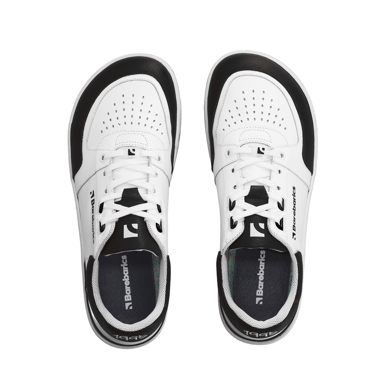 Barefoot Sneakers Barebarics Wave - White & Black.
Das Obermaterial besteht aus hochwertigem glattem Nappaleder.
Barefoot-Eigenschaften
Anatomische Form - Der Schuh respektiert die Form der Füße.
Mehr Info
Typ: Straßenschuhemodernes urbanes Designentworfen und handgefertigt in der Europäischen Union, unter Verwendung lokaler nachhaltiger Materialienhervorragende Haltbarkeit und Farbechtheit der MaterialienDermodry Coolmax®-Technologie für kontinuierlichen Feuchtigkeitstransporterhältlich in den Größen 36-47 (europäische Maße)