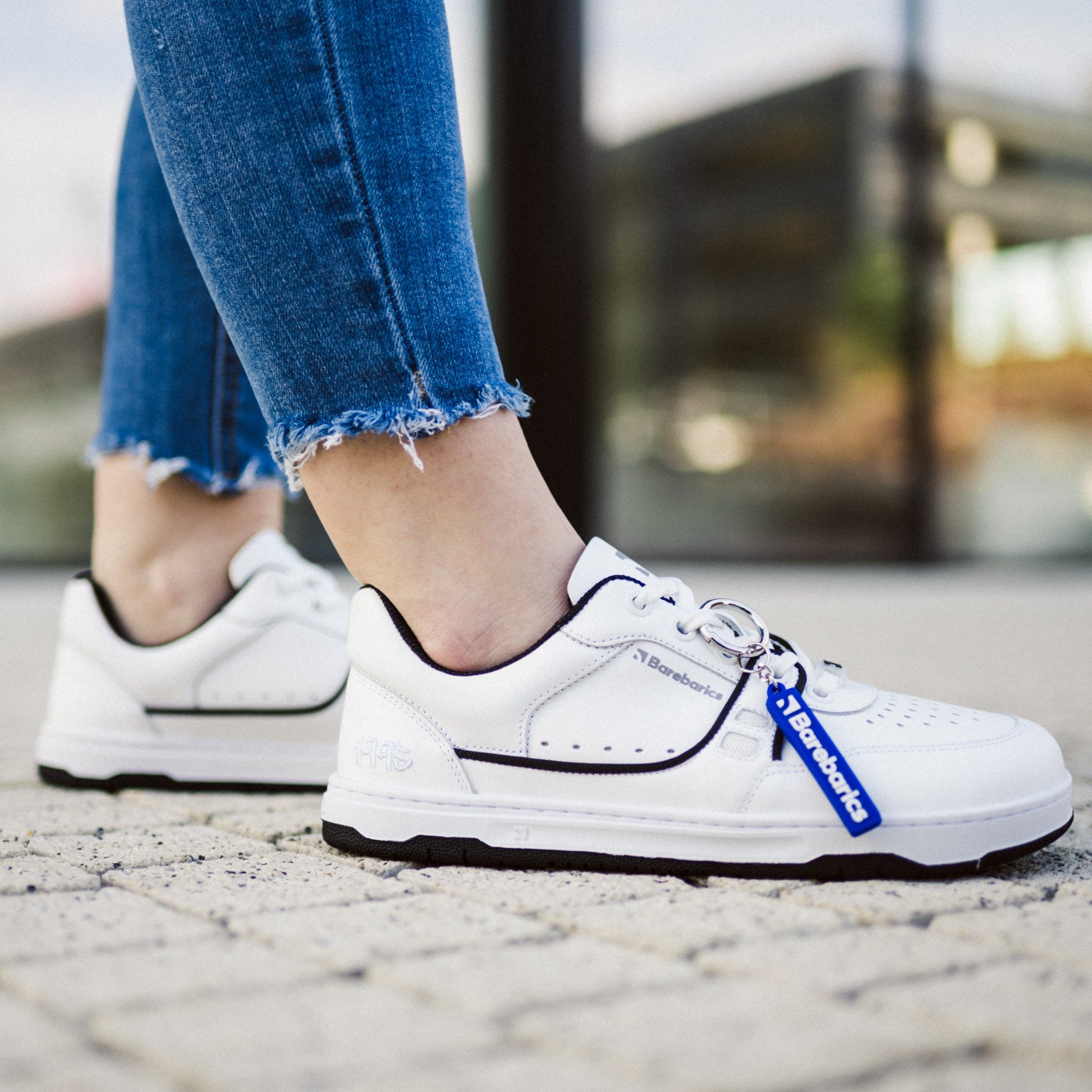 Barefoot Sneakers Barebarics Arise - White & Black.
        Obermaterial besteht aus hochwertigem glattem Nappaleder Es ist eine glatte Lederart, die leicht zu pflegen ist        Innenfutter besteht aus einem äußerst angenehmen Stoff, der auch eine hohe Abriebfestigkeit aufweist        Die Sohle ist aus weichem synthetischem Gummi mit hoher Verschleißfestigkeit        Die Einlegesohle besteht aus PU-Rezyklat und Mikrofaser, die für eine hervorragende Atmungsaktivität sorgen und die Füße trocken halten    
Barfuß-Eigenschaften:
        Anatomische Form - Der Sneaker respektiert die Form der Füße.
Mehr Info:
        Typ: Straßenschuhe        modernes urbanes Design        Entworfen und handgefertigt in der Europäischen Union, unter Verwendung lokaler nachhaltiger Materialien        hervorragende Haltbarkeit und Farbechtheit der Materialien        erhältlich in den Größen 36-47 (europäische Maße)