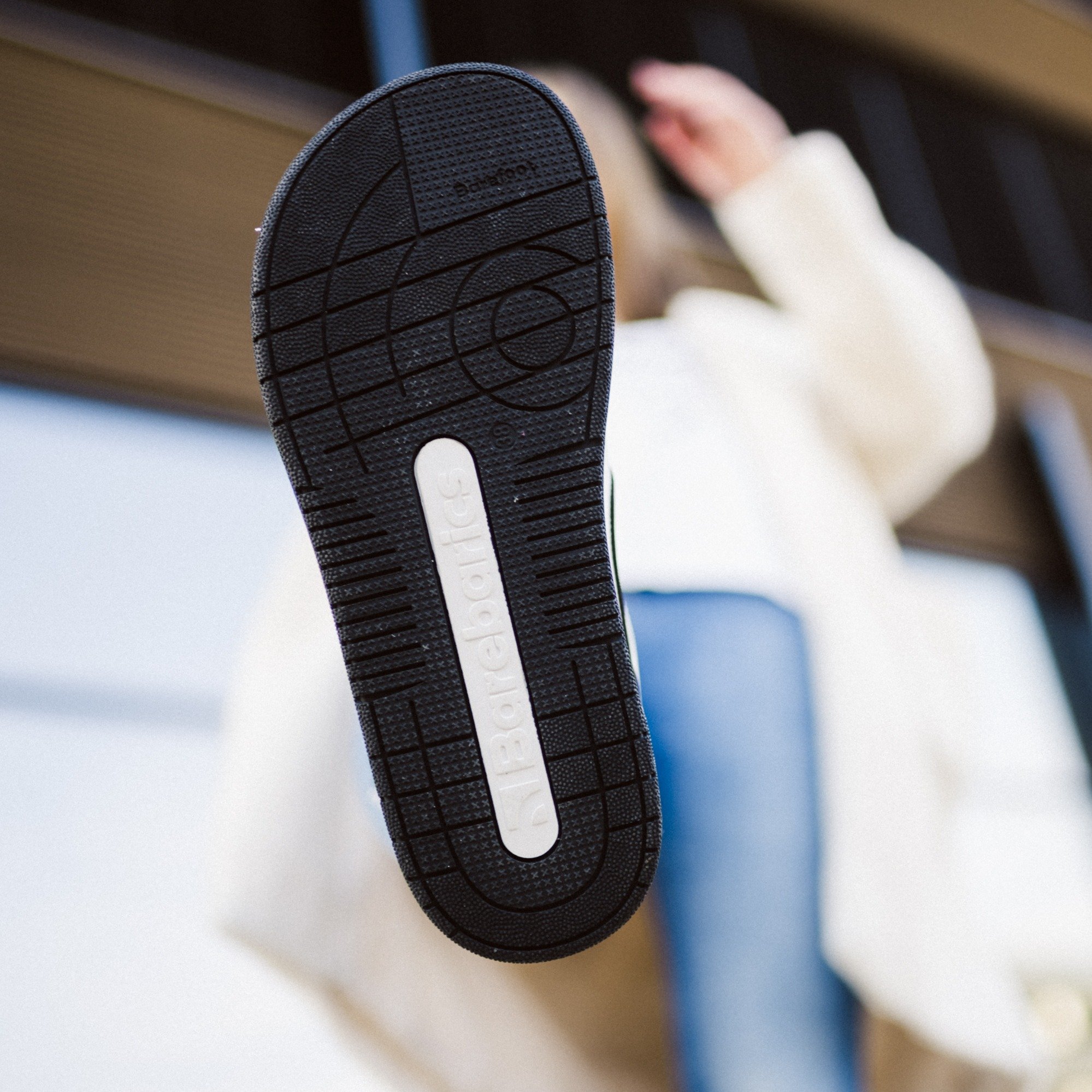 Barefoot Sneakers Barebarics Arise - White & Black.
        Obermaterial besteht aus hochwertigem glattem Nappaleder Es ist eine glatte Lederart, die leicht zu pflegen ist        Innenfutter besteht aus einem äußerst angenehmen Stoff, der auch eine hohe Abriebfestigkeit aufweist        Die Sohle ist aus weichem synthetischem Gummi mit hoher Verschleißfestigkeit        Die Einlegesohle besteht aus PU-Rezyklat und Mikrofaser, die für eine hervorragende Atmungsaktivität sorgen und die Füße trocken halten    
Barfuß-Eigenschaften:
        Anatomische Form - Der Sneaker respektiert die Form der Füße.
Mehr Info:
        Typ: Straßenschuhe        modernes urbanes Design        Entworfen und handgefertigt in der Europäischen Union, unter Verwendung lokaler nachhaltiger Materialien        hervorragende Haltbarkeit und Farbechtheit der Materialien        erhältlich in den Größen 36-47 (europäische Maße)