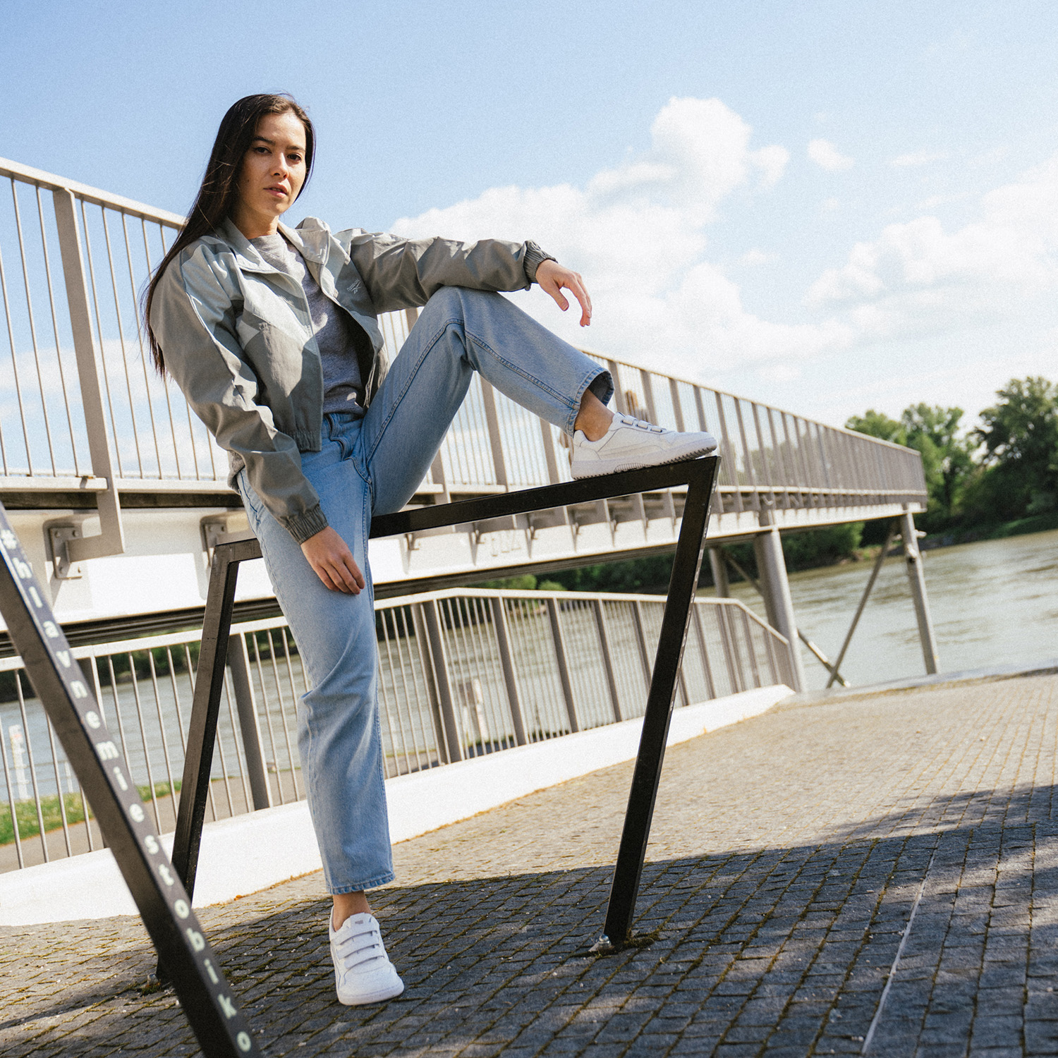 Barefoot Sneakers Barebarics Zing Velcro - All White - Leather.
Anatomische Form - Der Schuh respektiert die Form der Füße.
Mehr Info
Typ: Straßenschuhemodernes urbanes Designentworfen und handgefertigt in der Europäischen Unionausgezeichnete Haltbarkeit und Farbechtheit der Materialienerhältlich in den Größen 36-47 (europäische Maße)