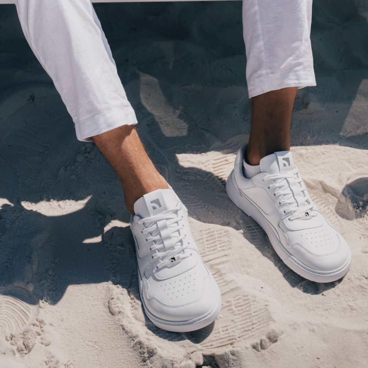 Barefoot Sneakers Barebarics Zing - All White - Leather.
Anatomische Form - Die Turnschuhe passen an die Form der Füße.
Mehr info
moderner Städtestilin der Europäischen Union entworfen und handgefertigt, unter Verwendung lokaler nachhaltiger Materialienhervorragende Haltbarkeit und Farbechtheit der MaterialienDermodry Coolmax®-Technologie für kontinuierlichen Feuchtigkeitsaufnahmeerhältlich in den Größen 36-47 (europäische Maße)