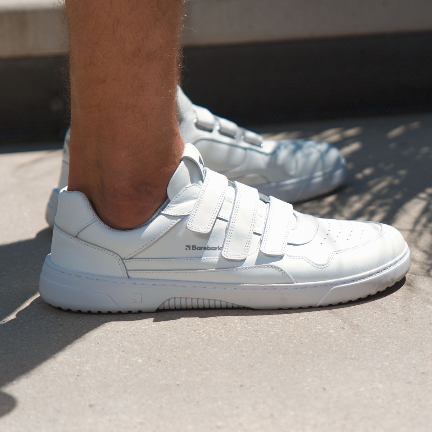 Barefoot Sneakers Barebarics Zing Velcro - All White - Leather.
Anatomische Form - Der Schuh respektiert die Form der Füße.
Mehr Info
Typ: Straßenschuhemodernes urbanes Designentworfen und handgefertigt in der Europäischen Unionausgezeichnete Haltbarkeit und Farbechtheit der Materialienerhältlich in den Größen 36-47 (europäische Maße)