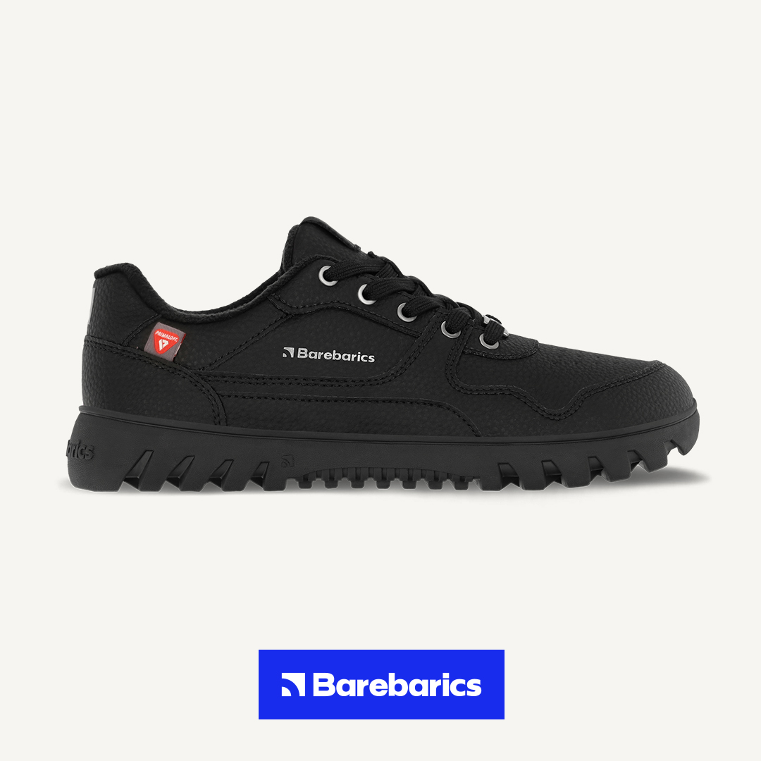 Barefoot Sneakers Barebarics Zing Frost - All Black.
  Obermaterial: Leder  Futter: Fleece + Primaloft-Isolierung  Einlegesohle: PU + Polyester (herausnehmbar)  Sohle: Gummi (PowerGrip)  Herstellung: Vietnam
Barfuß-Eigenschaften:
  Die Barebarics PowerGrip-Außensohle verfügt über ein Profil, das Ihren Gang unterstützt und gleichzeitig ein Ausrutschen verhindert  Die verwendete Primaloft-Technologie ist das absolute Spitzenprodukt unter den wärmeisolierenden Materialien  Obermaterial aus Leder  getestet auf eine Million Biegungen
Vorteile von Barfußschuhen:
  Flexible Sohle  Zero Drop: Ferse und Zehen in einer Ebene für eine korrekte Haltung  Geräumige Zehenbox für Ihre Zehen  Leichter Schuh