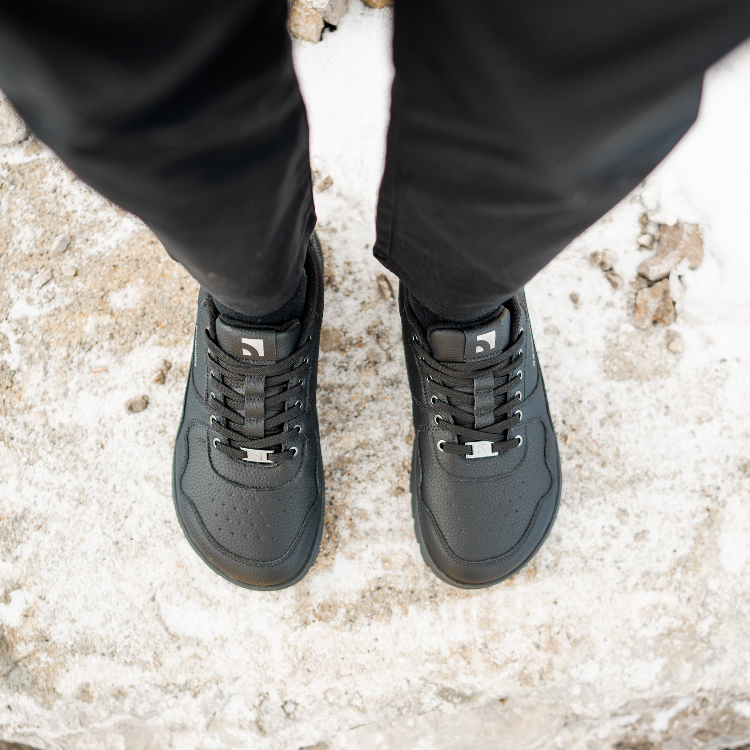 Barefoot Sneakers Barebarics Zing Frost - All Black.
  Obermaterial: Leder  Futter: Fleece + Primaloft-Isolierung  Einlegesohle: PU + Polyester (herausnehmbar)  Sohle: Gummi (PowerGrip)  Herstellung: Vietnam
Barfuß-Eigenschaften:
  Die Barebarics PowerGrip-Außensohle verfügt über ein Profil, das Ihren Gang unterstützt und gleichzeitig ein Ausrutschen verhindert  Die verwendete Primaloft-Technologie ist das absolute Spitzenprodukt unter den wärmeisolierenden Materialien  Obermaterial aus Leder  getestet auf eine Million Biegungen
Vorteile von Barfußschuhen:
  Flexible Sohle  Zero Drop: Ferse und Zehen in einer Ebene für eine korrekte Haltung  Geräumige Zehenbox für Ihre Zehen  Leichter Schuh