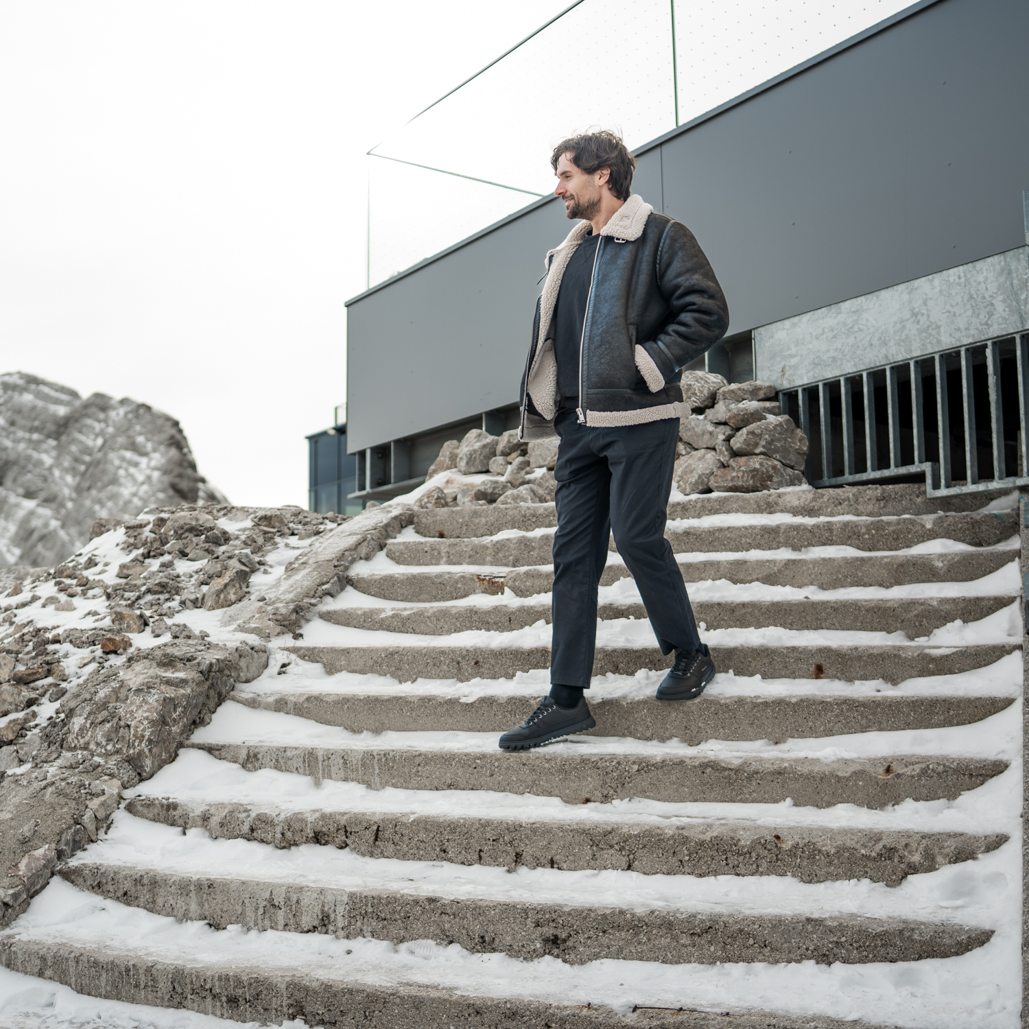 Barefoot Sneakers Barebarics Zing Frost - All Black.
  Obermaterial: Leder  Futter: Fleece + Primaloft-Isolierung  Einlegesohle: PU + Polyester (herausnehmbar)  Sohle: Gummi (PowerGrip)  Herstellung: Vietnam
Barfuß-Eigenschaften:
  Die Barebarics PowerGrip-Außensohle verfügt über ein Profil, das Ihren Gang unterstützt und gleichzeitig ein Ausrutschen verhindert  Die verwendete Primaloft-Technologie ist das absolute Spitzenprodukt unter den wärmeisolierenden Materialien  Obermaterial aus Leder  getestet auf eine Million Biegungen
Vorteile von Barfußschuhen:
  Flexible Sohle  Zero Drop: Ferse und Zehen in einer Ebene für eine korrekte Haltung  Geräumige Zehenbox für Ihre Zehen  Leichter Schuh