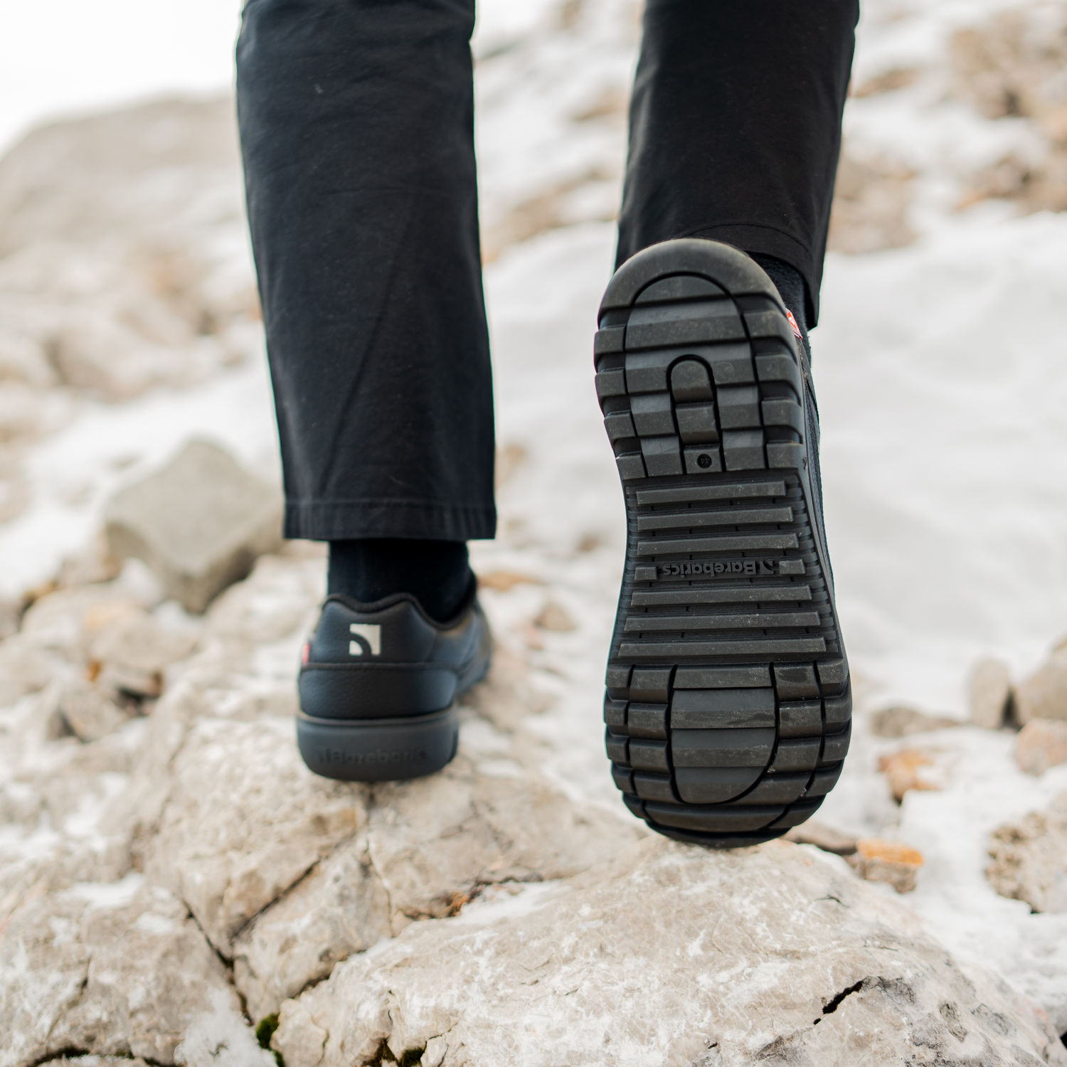 Barefoot Sneakers Barebarics Zing Frost - All Black.
  Obermaterial: Leder  Futter: Fleece + Primaloft-Isolierung  Einlegesohle: PU + Polyester (herausnehmbar)  Sohle: Gummi (PowerGrip)  Herstellung: Vietnam
Barfuß-Eigenschaften:
  Die Barebarics PowerGrip-Außensohle verfügt über ein Profil, das Ihren Gang unterstützt und gleichzeitig ein Ausrutschen verhindert  Die verwendete Primaloft-Technologie ist das absolute Spitzenprodukt unter den wärmeisolierenden Materialien  Obermaterial aus Leder  getestet auf eine Million Biegungen
Vorteile von Barfußschuhen:
  Flexible Sohle  Zero Drop: Ferse und Zehen in einer Ebene für eine korrekte Haltung  Geräumige Zehenbox für Ihre Zehen  Leichter Schuh