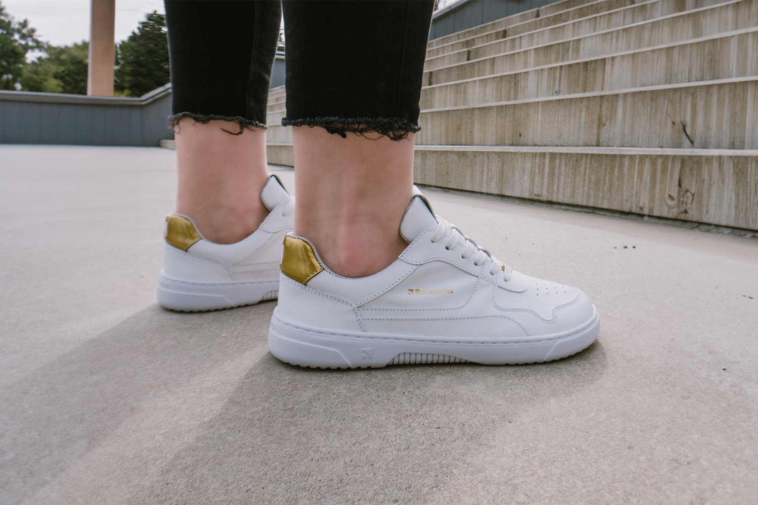 Barefoot Sneakers Barebarics Zing - White & Gold - Leather.
Anatomische Form - Die Turnschuhe passen an die Form der Füße.
Mehr info
moderner Städtestilin der Europäischen Union entworfen und handgefertigt, unter Verwendung lokaler nachhaltiger Materialienhervorragende Haltbarkeit und Farbechtheit der MaterialienDermodry Coolmax®-Technologie für kontinuierlichen Feuchtigkeitsaufnahmeerhältlich in den Größen 36-47 (europäische Maße)