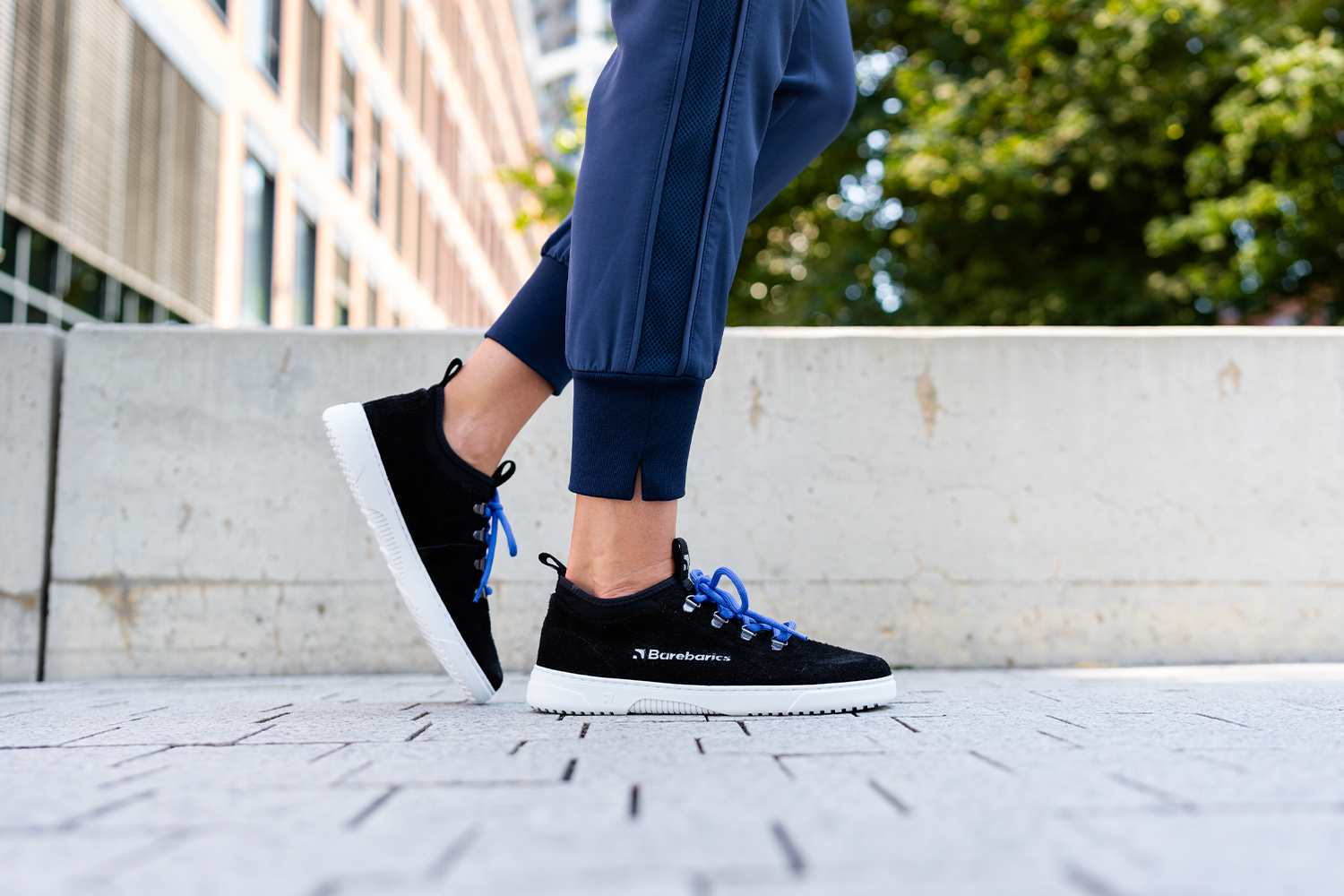 Barefoot Sneakers Barebarics Bronx - Black.
Die Barebarics-Sneaker werden nach einem umweltfreundlichen Verfahren hergestellt.
  Das Obermaterial besteht aus Leder und Textil  Das Futter ist aus Lycra und Mikrofaser  Die Sohle ist aus weichem, synthetischem Gummi mit hoher Strapazierfähigkeit hergestellt.


Barfuß-Eigenschaften
    Anatomische Form - Die Sneakers passen sich der Form der Füße an.

Mehr info

moderner Städtestilin der Europäischen Union entworfen und handgefertigt, unter Verwendung lokaler nachhaltiger Materialienhervorragende Haltbarkeit und Farbechtheit der Materialienerhältlich in den Größen 36-47 (europäische Maße)