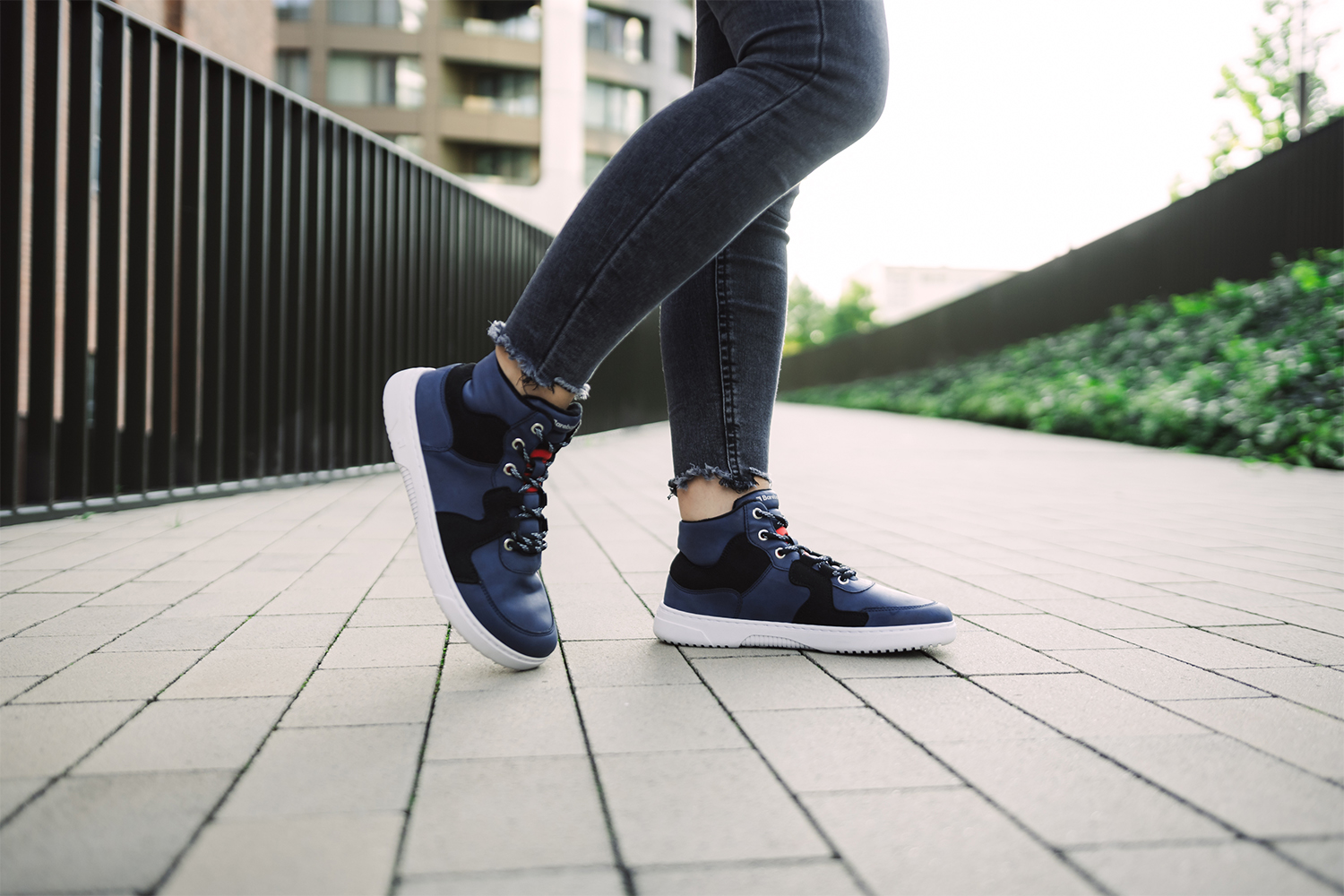 Barefoot Sneakers Barebarics Lynx - Dark Blue & White.
Die Barebarics-Sneaker werden nach einem umweltfreundlichen Verfahren hergestellt.
Das Obermaterial besteht aus synthetischem Nubuk und synthetischem Velours.Das Futter besteht aus Polyester, das sich sehr weich und angenehm anfühlt und der Ferse einen hohen Komfort bietet.Die Sohle ist aus weichem, synthetischem Gummi mit hoher Verschleißfestigkeit gefertigt.Die ComfortGrip-Laufsohle ist für bequeme Bewegung und die Erkundung neuer Orte konzipiert, nicht nur im Großstadtdschungel.Die Einlegesohle ist herausnehmbar und besteht aus PU-Rezyklat und Mikrofaser, die für hervorragende Atmungsaktivität sorgen und die Füße trocken halten.


Barfuß-Eigenschaften
Anatomische Form - Die Turnschuhe passen an die Form der Füße.
Mehr info
moderner Städtestilin der Europäischen Union entworfen und handgefertigt, unter Verwendung lokaler nachhaltiger Materialienhervorragende Haltbarkeit und Farbechtheit der MaterialienDermodry Coolmax®-Technologie für kontinuierlichen Feuchtigkeitsaufnahmeerhältlich in den Größen 36-47 (europäische Maße)