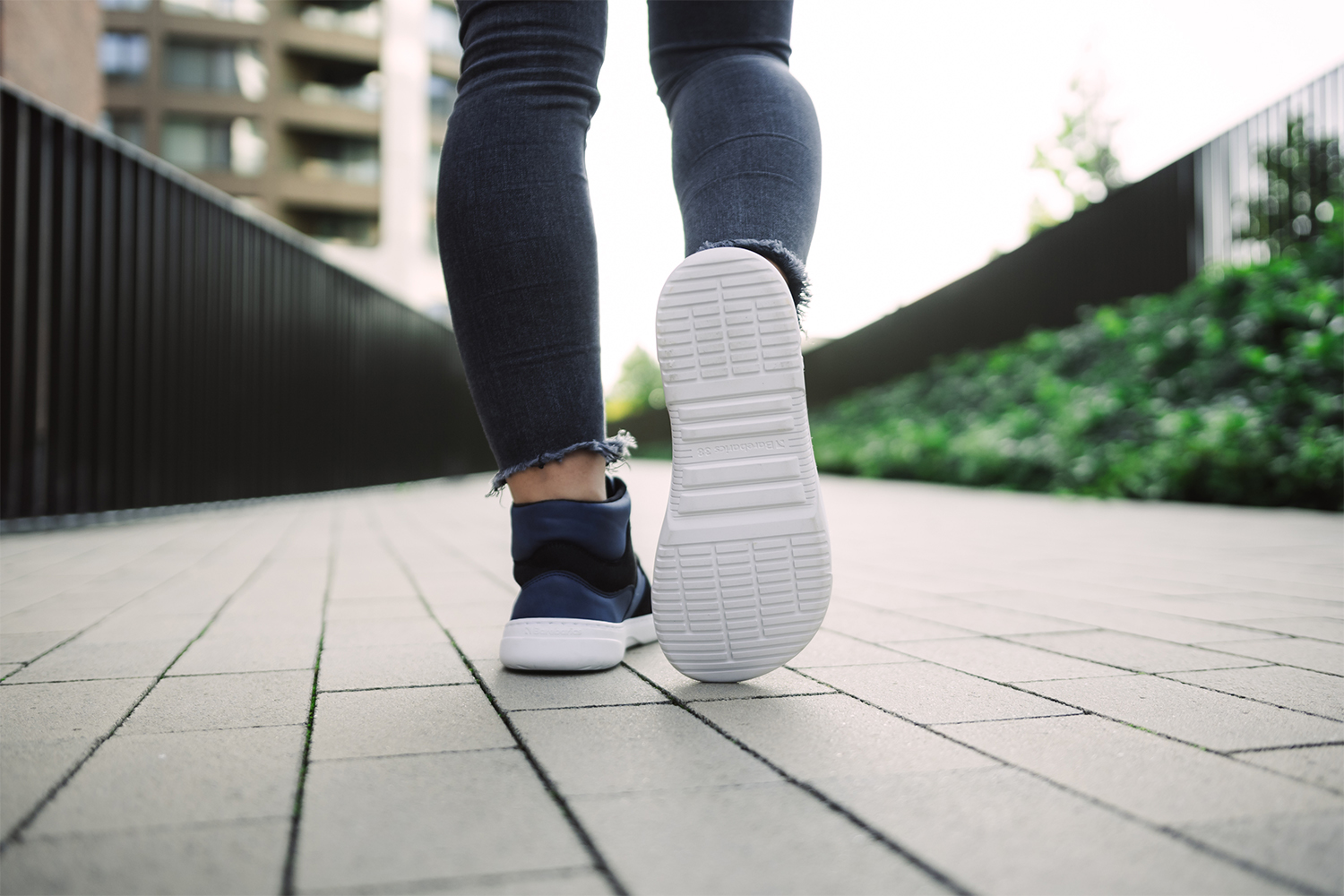 Barefoot Sneakers Barebarics Lynx - Dark Blue & White.
Die Barebarics-Sneaker werden nach einem umweltfreundlichen Verfahren hergestellt.
Das Obermaterial besteht aus synthetischem Nubuk und synthetischem Velours.Das Futter besteht aus Polyester, das sich sehr weich und angenehm anfühlt und der Ferse einen hohen Komfort bietet.Die Sohle ist aus weichem, synthetischem Gummi mit hoher Verschleißfestigkeit gefertigt.Die ComfortGrip-Laufsohle ist für bequeme Bewegung und die Erkundung neuer Orte konzipiert, nicht nur im Großstadtdschungel.Die Einlegesohle ist herausnehmbar und besteht aus PU-Rezyklat und Mikrofaser, die für hervorragende Atmungsaktivität sorgen und die Füße trocken halten.


Barfuß-Eigenschaften
Anatomische Form - Die Turnschuhe passen an die Form der Füße.
Mehr info
moderner Städtestilin der Europäischen Union entworfen und handgefertigt, unter Verwendung lokaler nachhaltiger Materialienhervorragende Haltbarkeit und Farbechtheit der MaterialienDermodry Coolmax®-Technologie für kontinuierlichen Feuchtigkeitsaufnahmeerhältlich in den Größen 36-47 (europäische Maße)