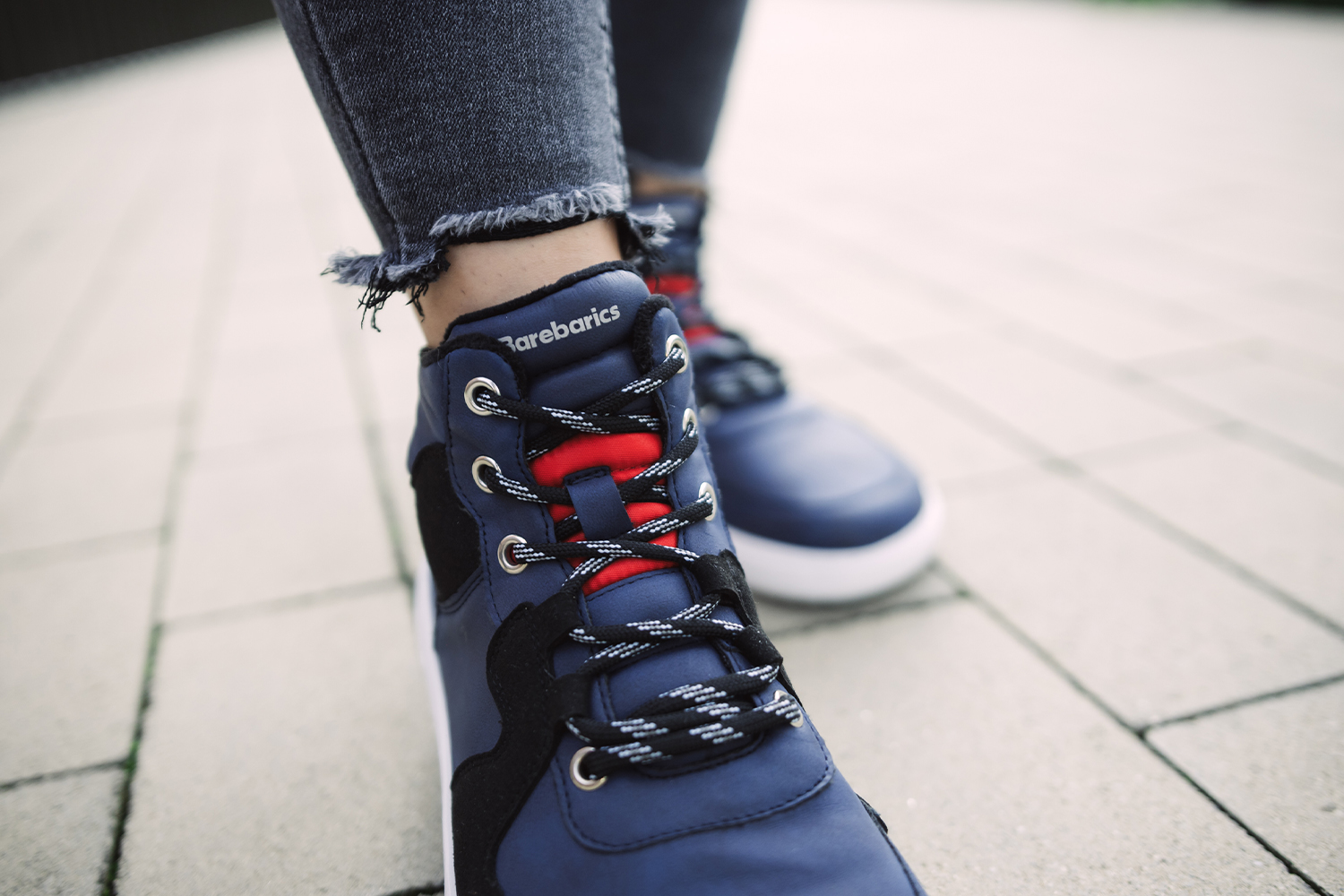 Barefoot Sneakers Barebarics Lynx - Dark Blue & White.
Die Barebarics-Sneaker werden nach einem umweltfreundlichen Verfahren hergestellt.
Das Obermaterial besteht aus synthetischem Nubuk und synthetischem Velours.Das Futter besteht aus Polyester, das sich sehr weich und angenehm anfühlt und der Ferse einen hohen Komfort bietet.Die Sohle ist aus weichem, synthetischem Gummi mit hoher Verschleißfestigkeit gefertigt.Die ComfortGrip-Laufsohle ist für bequeme Bewegung und die Erkundung neuer Orte konzipiert, nicht nur im Großstadtdschungel.Die Einlegesohle ist herausnehmbar und besteht aus PU-Rezyklat und Mikrofaser, die für hervorragende Atmungsaktivität sorgen und die Füße trocken halten.


Barfuß-Eigenschaften
Anatomische Form - Die Turnschuhe passen an die Form der Füße.
Mehr info
moderner Städtestilin der Europäischen Union entworfen und handgefertigt, unter Verwendung lokaler nachhaltiger Materialienhervorragende Haltbarkeit und Farbechtheit der MaterialienDermodry Coolmax®-Technologie für kontinuierlichen Feuchtigkeitsaufnahmeerhältlich in den Größen 36-47 (europäische Maße)