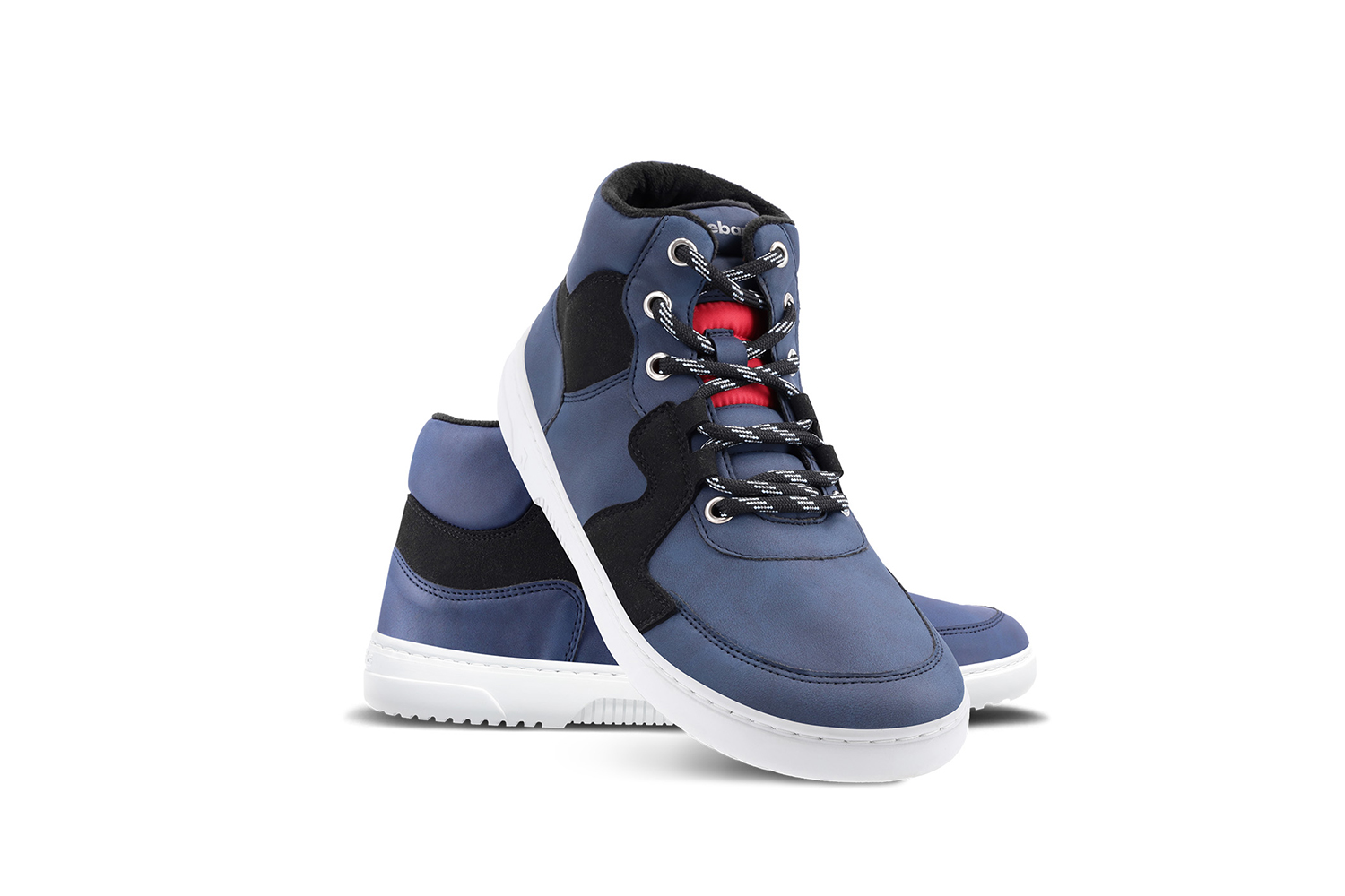 Barefoot Sneakers Barebarics Lynx - Dark Blue & White.
Die Barebarics-Sneaker werden nach einem umweltfreundlichen Verfahren hergestellt.
Das Obermaterial besteht aus synthetischem Nubuk und synthetischem Velours.Das Futter besteht aus Polyester, das sich sehr weich und angenehm anfühlt und der Ferse einen hohen Komfort bietet.Die Sohle ist aus weichem, synthetischem Gummi mit hoher Verschleißfestigkeit gefertigt.Die ComfortGrip-Laufsohle ist für bequeme Bewegung und die Erkundung neuer Orte konzipiert, nicht nur im Großstadtdschungel.Die Einlegesohle ist herausnehmbar und besteht aus PU-Rezyklat und Mikrofaser, die für hervorragende Atmungsaktivität sorgen und die Füße trocken halten.


Barfuß-Eigenschaften
Anatomische Form - Die Turnschuhe passen an die Form der Füße.
Mehr info
moderner Städtestilin der Europäischen Union entworfen und handgefertigt, unter Verwendung lokaler nachhaltiger Materialienhervorragende Haltbarkeit und Farbechtheit der MaterialienDermodry Coolmax®-Technologie für kontinuierlichen Feuchtigkeitsaufnahmeerhältlich in den Größen 36-47 (europäische Maße)