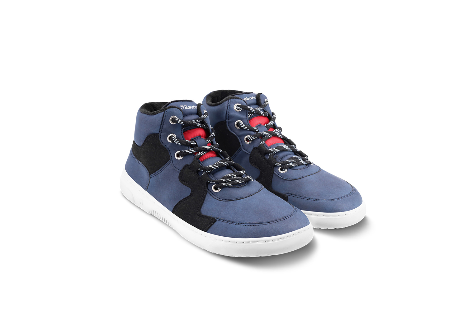 Barefoot Sneakers Barebarics Lynx - Dark Blue & White.
Die Barebarics-Sneaker werden nach einem umweltfreundlichen Verfahren hergestellt.
Das Obermaterial besteht aus synthetischem Nubuk und synthetischem Velours.Das Futter besteht aus Polyester, das sich sehr weich und angenehm anfühlt und der Ferse einen hohen Komfort bietet.Die Sohle ist aus weichem, synthetischem Gummi mit hoher Verschleißfestigkeit gefertigt.Die ComfortGrip-Laufsohle ist für bequeme Bewegung und die Erkundung neuer Orte konzipiert, nicht nur im Großstadtdschungel.Die Einlegesohle ist herausnehmbar und besteht aus PU-Rezyklat und Mikrofaser, die für hervorragende Atmungsaktivität sorgen und die Füße trocken halten.


Barfuß-Eigenschaften
Anatomische Form - Die Turnschuhe passen an die Form der Füße.
Mehr info
moderner Städtestilin der Europäischen Union entworfen und handgefertigt, unter Verwendung lokaler nachhaltiger Materialienhervorragende Haltbarkeit und Farbechtheit der MaterialienDermodry Coolmax®-Technologie für kontinuierlichen Feuchtigkeitsaufnahmeerhältlich in den Größen 36-47 (europäische Maße)