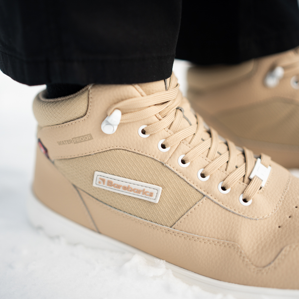 Barfußschuhe Barebarics UrbanEdge - Beige.
Barfußschuhe ahmen das Barfußgehen perfekt nach, so wie es die Natur vorgesehen hatwasserdichte, dampfdurchlässige Membran (jedes Paar besteht einen Wasserfestigkeitstest)Die Barebarics PowerGrip-Außensohle verfügt über ein Profil, das den Gang unterstützt und ein Ausrutschen verhindertDie verwendete Primaloft-Technologie ist das absolute Spitzenprodukt im Bereich der WärmeisolierungBarebarics-Logo auf dem Schuh, den Haken, den Schnürsenkeln und der SohleTaschenzunge sorgt für leichtes Anziehen und verhindert das Eindringen von Schnee oder SchmutzUnisex-Barfußschuhe für die kältesten Tagefür maximalen Komfort empfehlen wir die Kombination mit Baumwollsocken
Vorteile von Barfußschuhen:
flexible SohleZero Drop: Ferse und Zehen in einer Ebene für eine korrekte Haltunggeräumige Zehenbox für Ihre ZehenLeichter Schuh