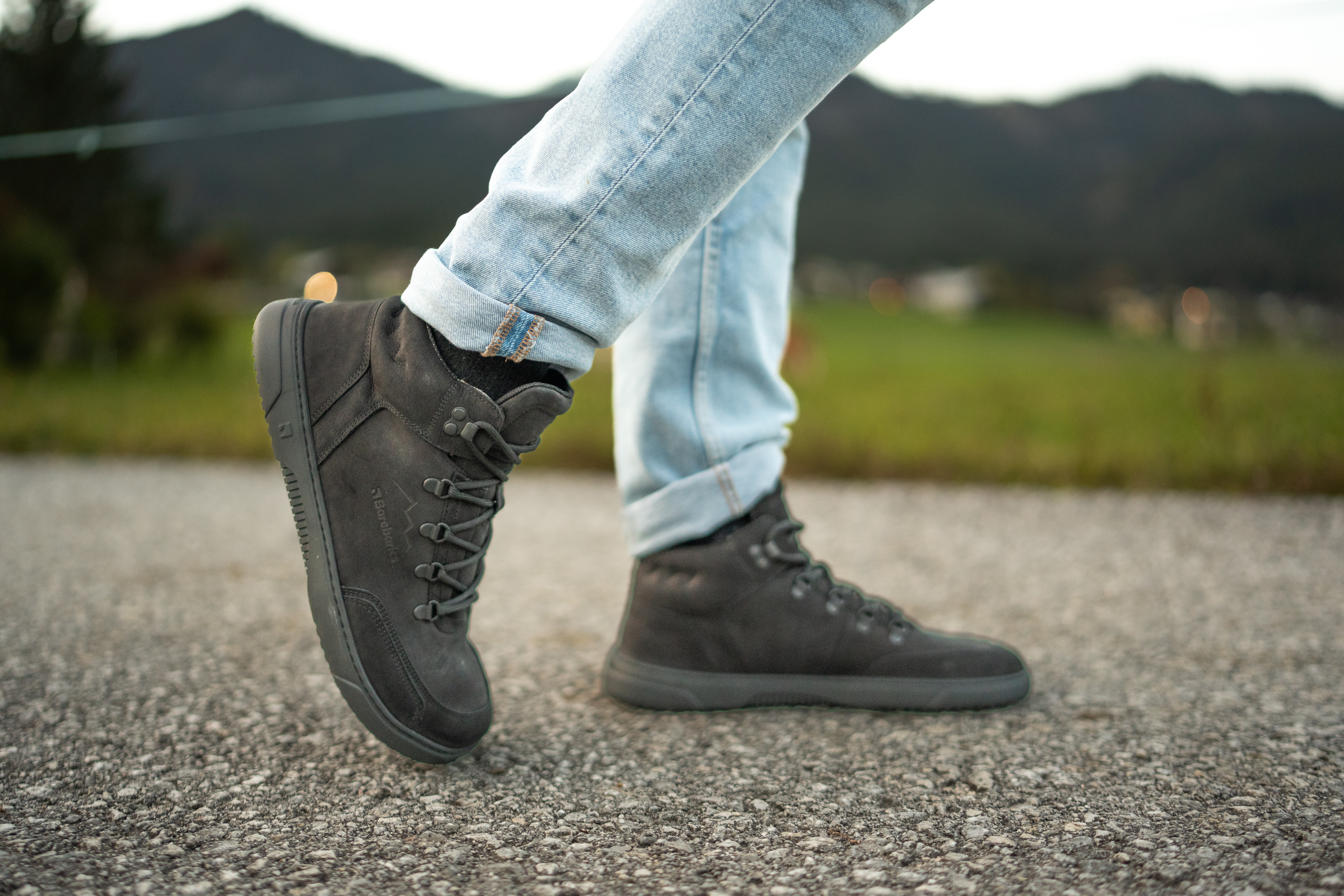 Barefoot Sneakers Barebarics Element - All Black.
Die Barebarics-Sneaker werden nach einem umweltfreundlichen Verfahren hergestellt.
  Das Obermaterial besteht aus Nubukleder mit einer hydrophoben Ausrüstung, die Wasser sehr gut abweist.

Barfuß-Eigenschaften
    Anatomische Form - Die Sneakers passen sich der Form der Füße an.

Mehr info
moderner Städtestilin der Europäischen Union entworfen und handgefertigt, unter Verwendung lokaler nachhaltiger Materialienhervorragende Haltbarkeit und Farbechtheit der MaterialienDermodry Coolmax®-Technologie für kontinuierlichen Feuchtigkeitsaufnahmeerhältlich in den Größen 36-47 (europäische Maße)