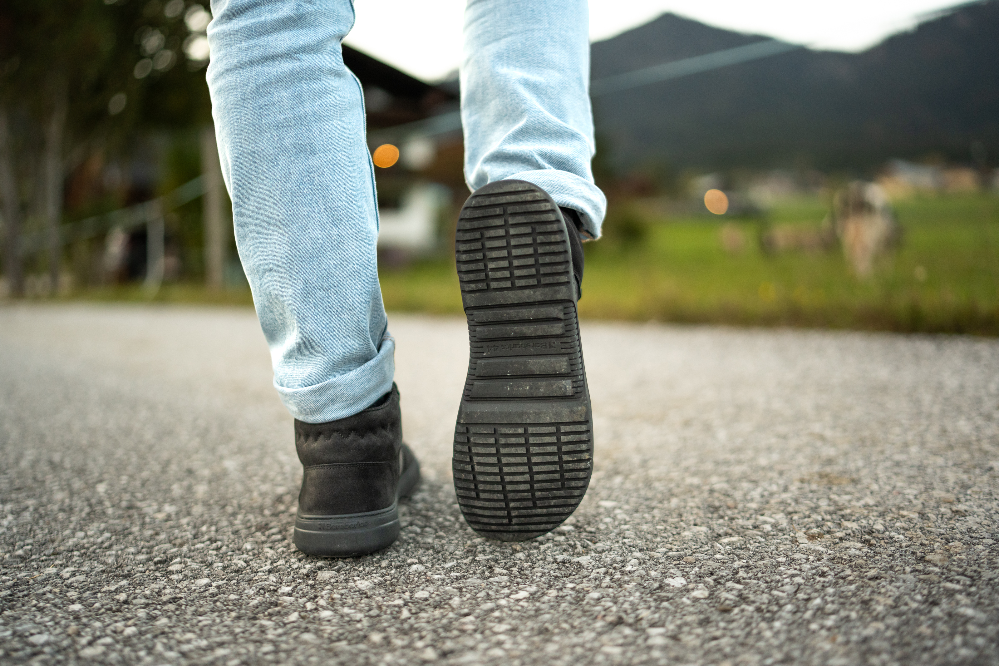 Barefoot Sneakers Barebarics Element - All Black.
Die Barebarics-Sneaker werden nach einem umweltfreundlichen Verfahren hergestellt.
  Das Obermaterial besteht aus Nubukleder mit einer hydrophoben Ausrüstung, die Wasser sehr gut abweist.

Barfuß-Eigenschaften
    Anatomische Form - Die Sneakers passen sich der Form der Füße an.

Mehr info
moderner Städtestilin der Europäischen Union entworfen und handgefertigt, unter Verwendung lokaler nachhaltiger Materialienhervorragende Haltbarkeit und Farbechtheit der MaterialienDermodry Coolmax®-Technologie für kontinuierlichen Feuchtigkeitsaufnahmeerhältlich in den Größen 36-47 (europäische Maße)