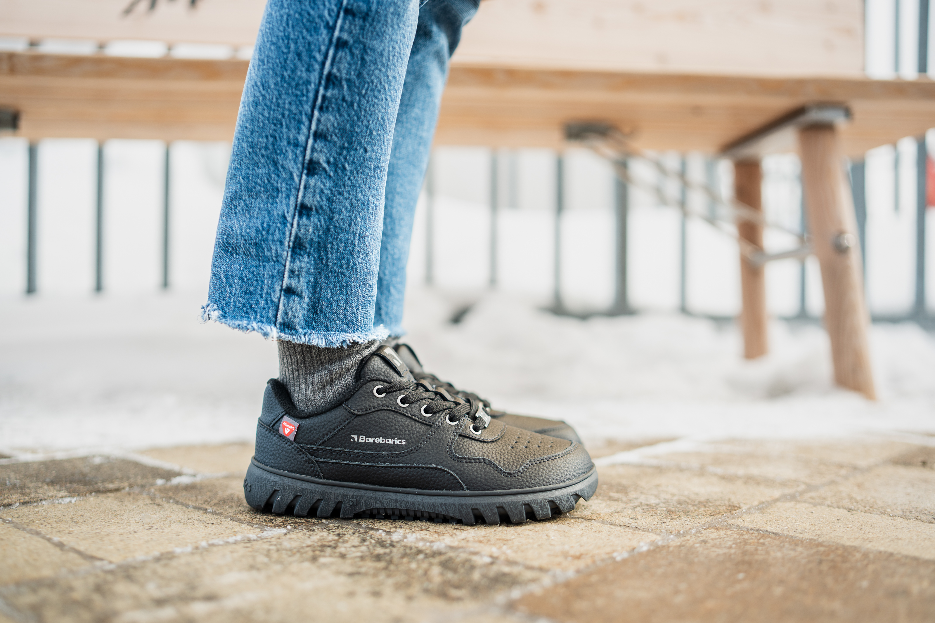 Barefoot Sneakers Barebarics Zing Frost - All Black.
  Obermaterial: Leder  Futter: Fleece + Primaloft-Isolierung  Einlegesohle: PU + Polyester (herausnehmbar)  Sohle: Gummi (PowerGrip)  Herstellung: Vietnam
Barfuß-Eigenschaften:
  Die Barebarics PowerGrip-Außensohle verfügt über ein Profil, das Ihren Gang unterstützt und gleichzeitig ein Ausrutschen verhindert  Die verwendete Primaloft-Technologie ist das absolute Spitzenprodukt unter den wärmeisolierenden Materialien  Obermaterial aus Leder  getestet auf eine Million Biegungen
Vorteile von Barfußschuhen:
  Flexible Sohle  Zero Drop: Ferse und Zehen in einer Ebene für eine korrekte Haltung  Geräumige Zehenbox für Ihre Zehen  Leichter Schuh