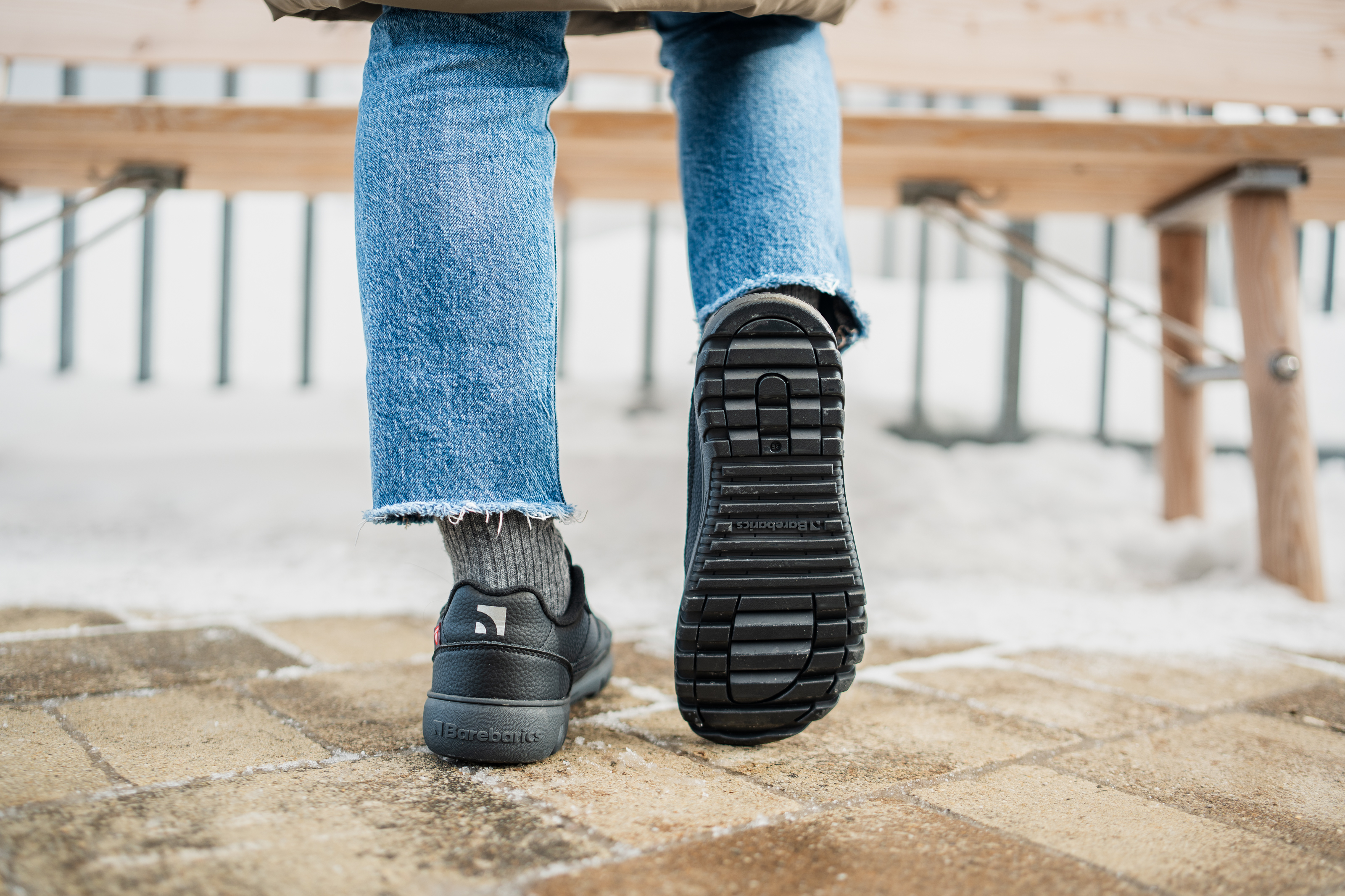 Barefoot Sneakers Barebarics Zing Frost - All Black.
  Obermaterial: Leder  Futter: Fleece + Primaloft-Isolierung  Einlegesohle: PU + Polyester (herausnehmbar)  Sohle: Gummi (PowerGrip)  Herstellung: Vietnam
Barfuß-Eigenschaften:
  Die Barebarics PowerGrip-Außensohle verfügt über ein Profil, das Ihren Gang unterstützt und gleichzeitig ein Ausrutschen verhindert  Die verwendete Primaloft-Technologie ist das absolute Spitzenprodukt unter den wärmeisolierenden Materialien  Obermaterial aus Leder  getestet auf eine Million Biegungen
Vorteile von Barfußschuhen:
  Flexible Sohle  Zero Drop: Ferse und Zehen in einer Ebene für eine korrekte Haltung  Geräumige Zehenbox für Ihre Zehen  Leichter Schuh