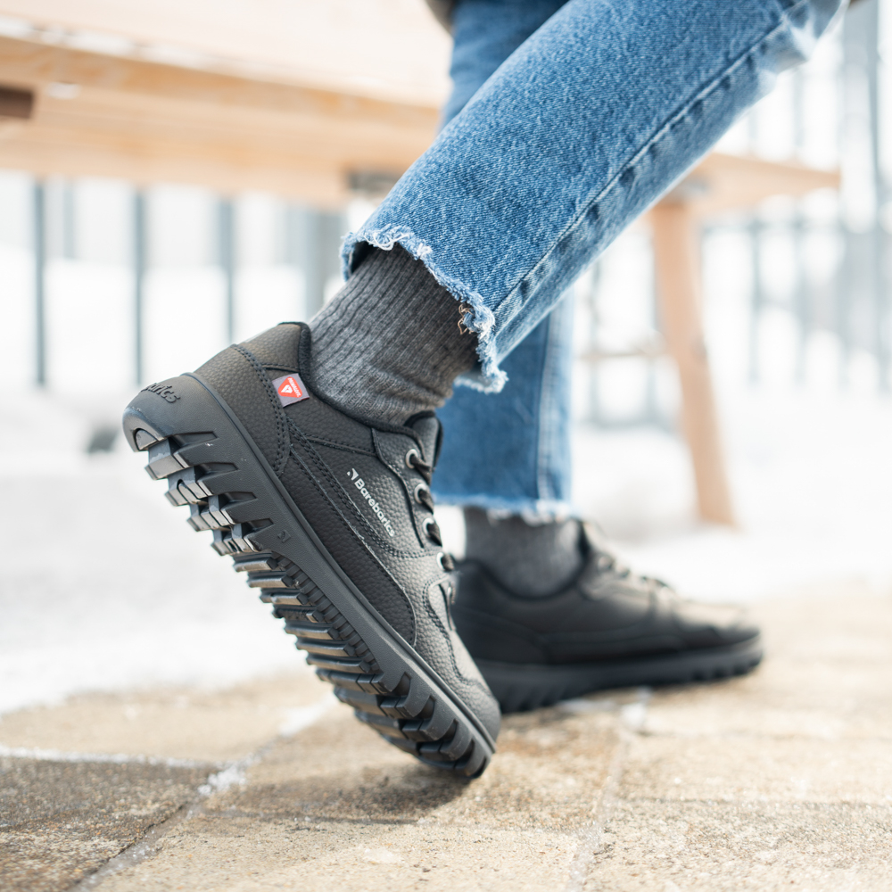 Barefoot Sneakers Barebarics Zing Frost - All Black.
  Obermaterial: Leder  Futter: Fleece + Primaloft-Isolierung  Einlegesohle: PU + Polyester (herausnehmbar)  Sohle: Gummi (PowerGrip)  Herstellung: Vietnam
Barfuß-Eigenschaften:
  Die Barebarics PowerGrip-Außensohle verfügt über ein Profil, das Ihren Gang unterstützt und gleichzeitig ein Ausrutschen verhindert  Die verwendete Primaloft-Technologie ist das absolute Spitzenprodukt unter den wärmeisolierenden Materialien  Obermaterial aus Leder  getestet auf eine Million Biegungen
Vorteile von Barfußschuhen:
  Flexible Sohle  Zero Drop: Ferse und Zehen in einer Ebene für eine korrekte Haltung  Geräumige Zehenbox für Ihre Zehen  Leichter Schuh