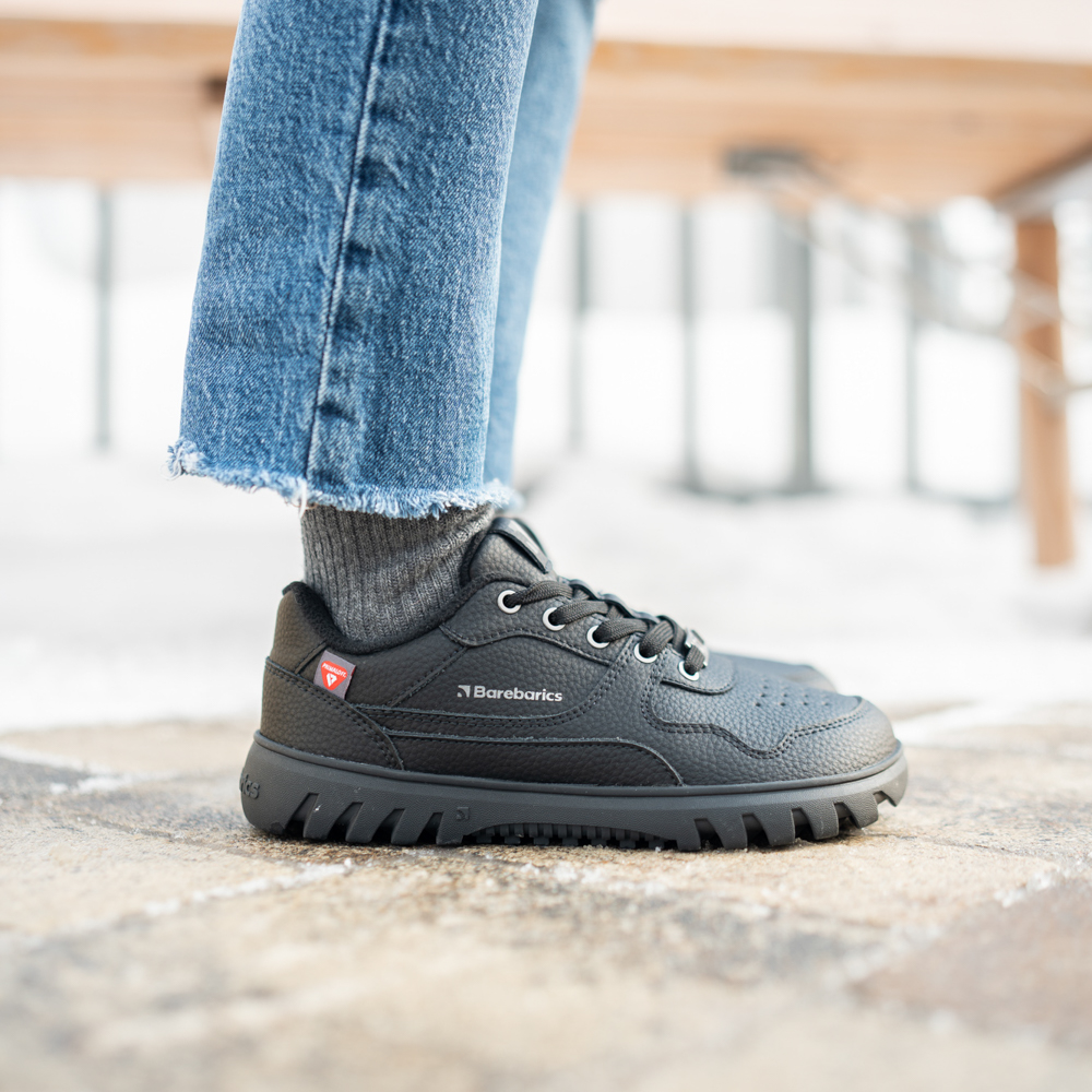 Barefoot Sneakers Barebarics Zing Frost - All Black.
  Obermaterial: Leder  Futter: Fleece + Primaloft-Isolierung  Einlegesohle: PU + Polyester (herausnehmbar)  Sohle: Gummi (PowerGrip)  Herstellung: Vietnam
Barfuß-Eigenschaften:
  Die Barebarics PowerGrip-Außensohle verfügt über ein Profil, das Ihren Gang unterstützt und gleichzeitig ein Ausrutschen verhindert  Die verwendete Primaloft-Technologie ist das absolute Spitzenprodukt unter den wärmeisolierenden Materialien  Obermaterial aus Leder  getestet auf eine Million Biegungen
Vorteile von Barfußschuhen:
  Flexible Sohle  Zero Drop: Ferse und Zehen in einer Ebene für eine korrekte Haltung  Geräumige Zehenbox für Ihre Zehen  Leichter Schuh