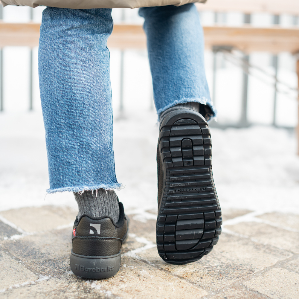 Barefoot Sneakers Barebarics Zing Frost - All Black.
  Obermaterial: Leder  Futter: Fleece + Primaloft-Isolierung  Einlegesohle: PU + Polyester (herausnehmbar)  Sohle: Gummi (PowerGrip)  Herstellung: Vietnam
Barfuß-Eigenschaften:
  Die Barebarics PowerGrip-Außensohle verfügt über ein Profil, das Ihren Gang unterstützt und gleichzeitig ein Ausrutschen verhindert  Die verwendete Primaloft-Technologie ist das absolute Spitzenprodukt unter den wärmeisolierenden Materialien  Obermaterial aus Leder  getestet auf eine Million Biegungen
Vorteile von Barfußschuhen:
  Flexible Sohle  Zero Drop: Ferse und Zehen in einer Ebene für eine korrekte Haltung  Geräumige Zehenbox für Ihre Zehen  Leichter Schuh