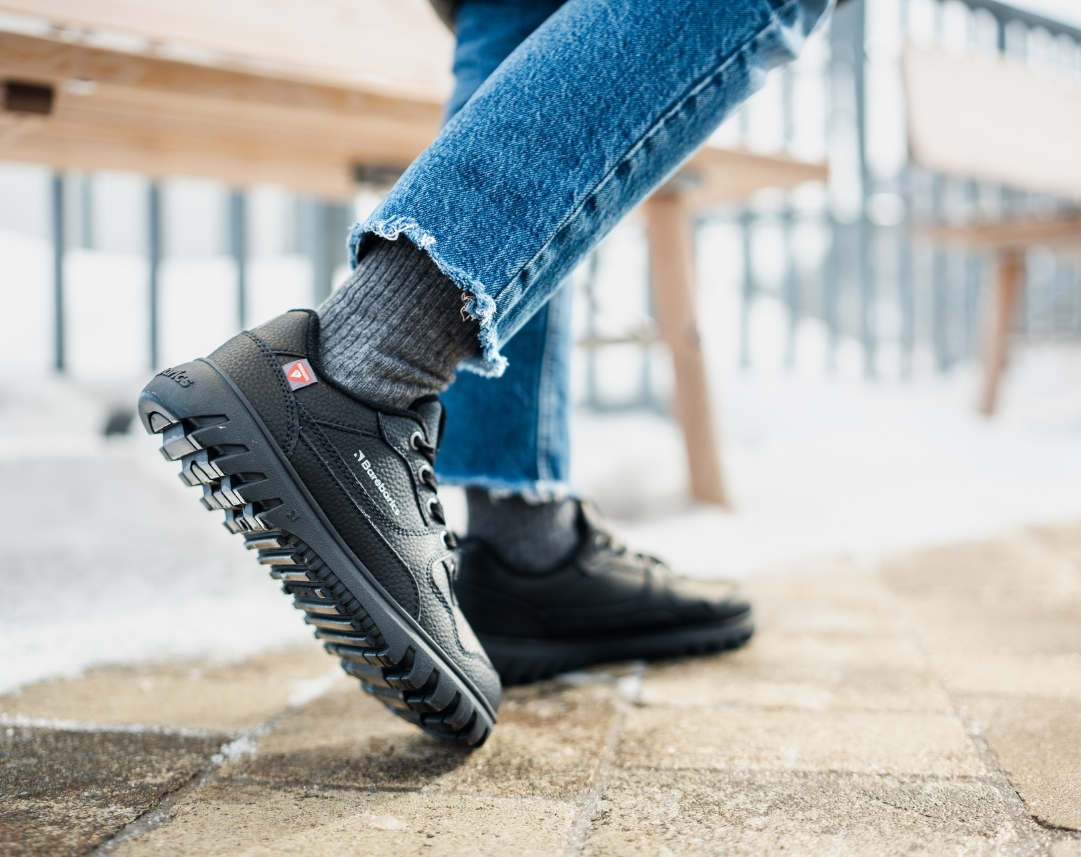 Barefoot Sneakers Barebarics Zing Frost - All Black.
  Obermaterial: Leder  Futter: Fleece + Primaloft-Isolierung  Einlegesohle: PU + Polyester (herausnehmbar)  Sohle: Gummi (PowerGrip)  Herstellung: Vietnam
Barfuß-Eigenschaften:
  Die Barebarics PowerGrip-Außensohle verfügt über ein Profil, das Ihren Gang unterstützt und gleichzeitig ein Ausrutschen verhindert  Die verwendete Primaloft-Technologie ist das absolute Spitzenprodukt unter den wärmeisolierenden Materialien  Obermaterial aus Leder  getestet auf eine Million Biegungen
Vorteile von Barfußschuhen:
  Flexible Sohle  Zero Drop: Ferse und Zehen in einer Ebene für eine korrekte Haltung  Geräumige Zehenbox für Ihre Zehen  Leichter Schuh