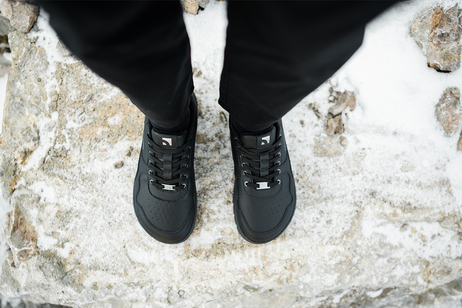 Barefoot Sneakers Barebarics Zing Frost - All Black.
  Obermaterial: Leder  Futter: Fleece + Primaloft-Isolierung  Einlegesohle: PU + Polyester (herausnehmbar)  Sohle: Gummi (PowerGrip)  Herstellung: Vietnam
Barfuß-Eigenschaften:
  Die Barebarics PowerGrip-Außensohle verfügt über ein Profil, das Ihren Gang unterstützt und gleichzeitig ein Ausrutschen verhindert  Die verwendete Primaloft-Technologie ist das absolute Spitzenprodukt unter den wärmeisolierenden Materialien  Obermaterial aus Leder  getestet auf eine Million Biegungen
Vorteile von Barfußschuhen:
  Flexible Sohle  Zero Drop: Ferse und Zehen in einer Ebene für eine korrekte Haltung  Geräumige Zehenbox für Ihre Zehen  Leichter Schuh