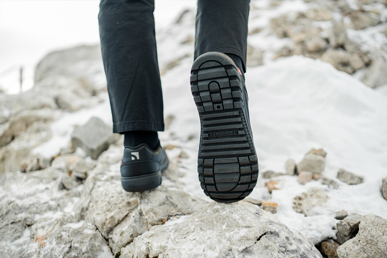 Barefoot Sneakers Barebarics Zing Frost - All Black.
  Obermaterial: Leder  Futter: Fleece + Primaloft-Isolierung  Einlegesohle: PU + Polyester (herausnehmbar)  Sohle: Gummi (PowerGrip)  Herstellung: Vietnam
Barfuß-Eigenschaften:
  Die Barebarics PowerGrip-Außensohle verfügt über ein Profil, das Ihren Gang unterstützt und gleichzeitig ein Ausrutschen verhindert  Die verwendete Primaloft-Technologie ist das absolute Spitzenprodukt unter den wärmeisolierenden Materialien  Obermaterial aus Leder  getestet auf eine Million Biegungen
Vorteile von Barfußschuhen:
  Flexible Sohle  Zero Drop: Ferse und Zehen in einer Ebene für eine korrekte Haltung  Geräumige Zehenbox für Ihre Zehen  Leichter Schuh